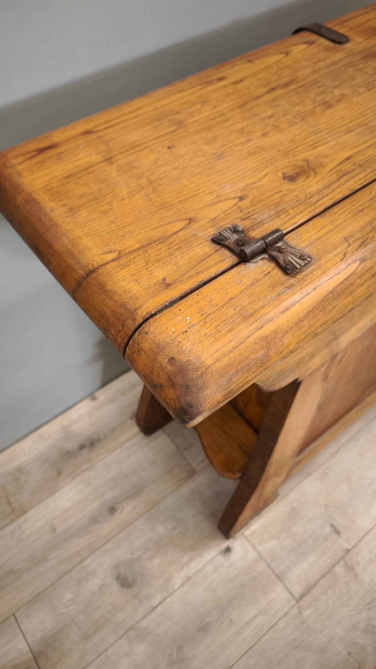 79716 Madia in legno massello con due sportelli