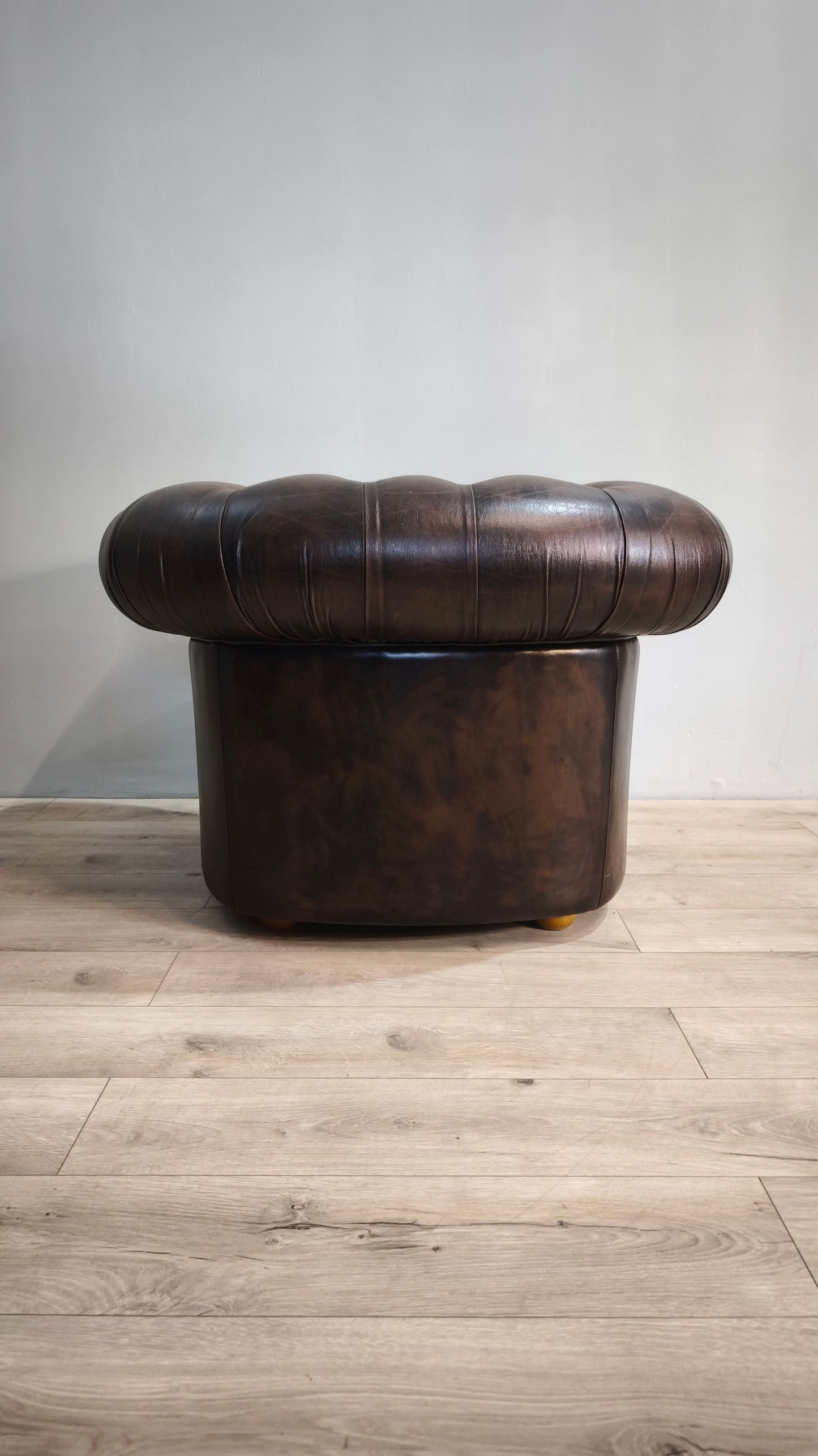 79975 Poltrona Chester in pelle marrone