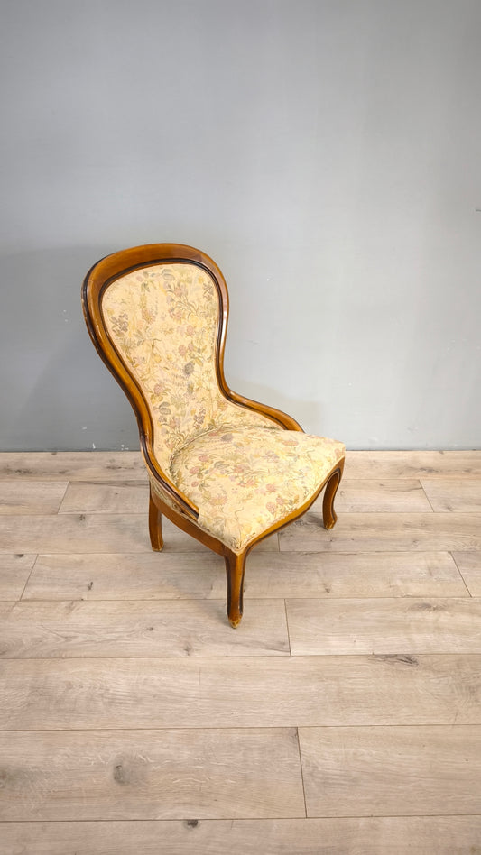 81196 Poltroncina con struttura in legno e tessuto a fiori
