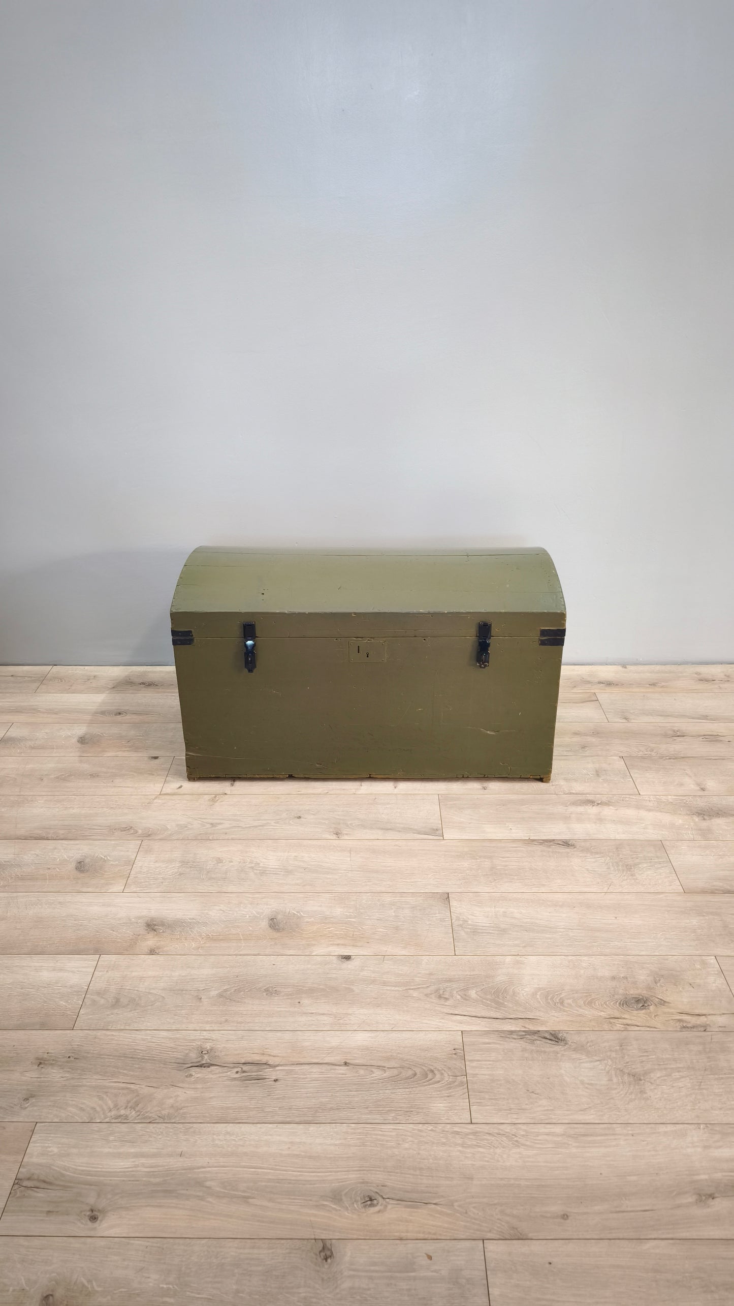 81285 Baule bombato in legno dipinto verde