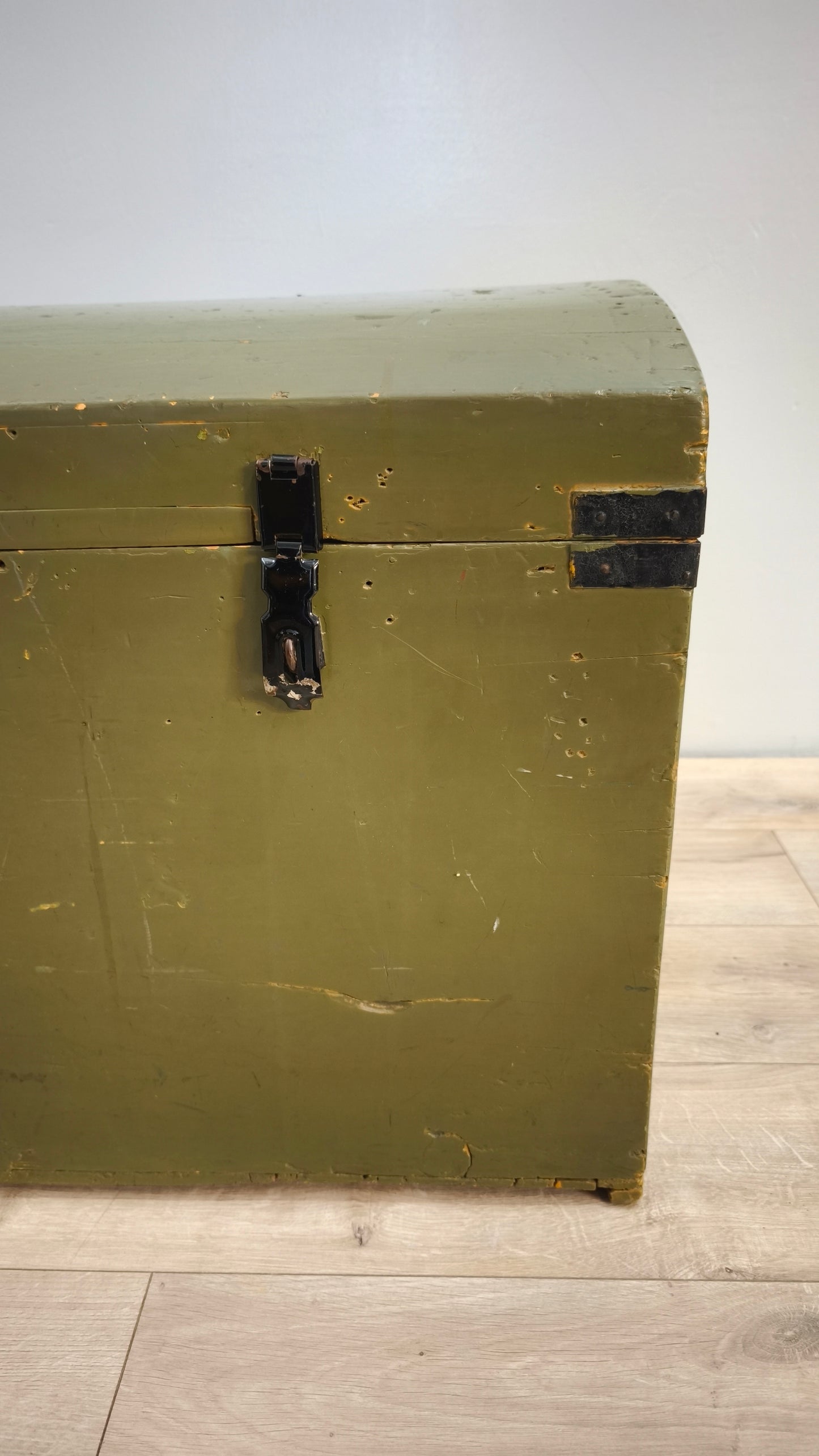 81285 Baule bombato in legno dipinto verde