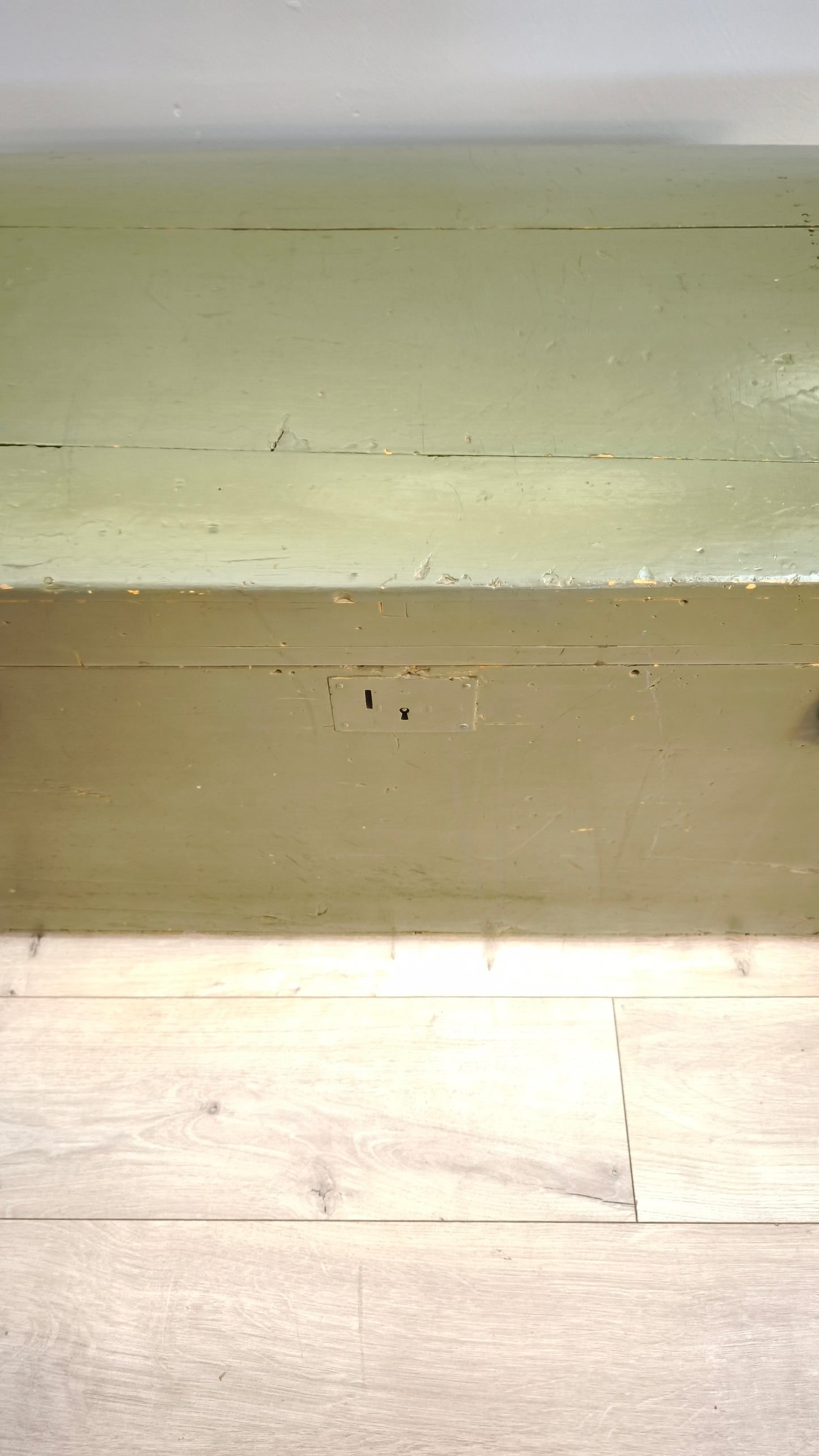 81285 Baule bombato in legno dipinto verde