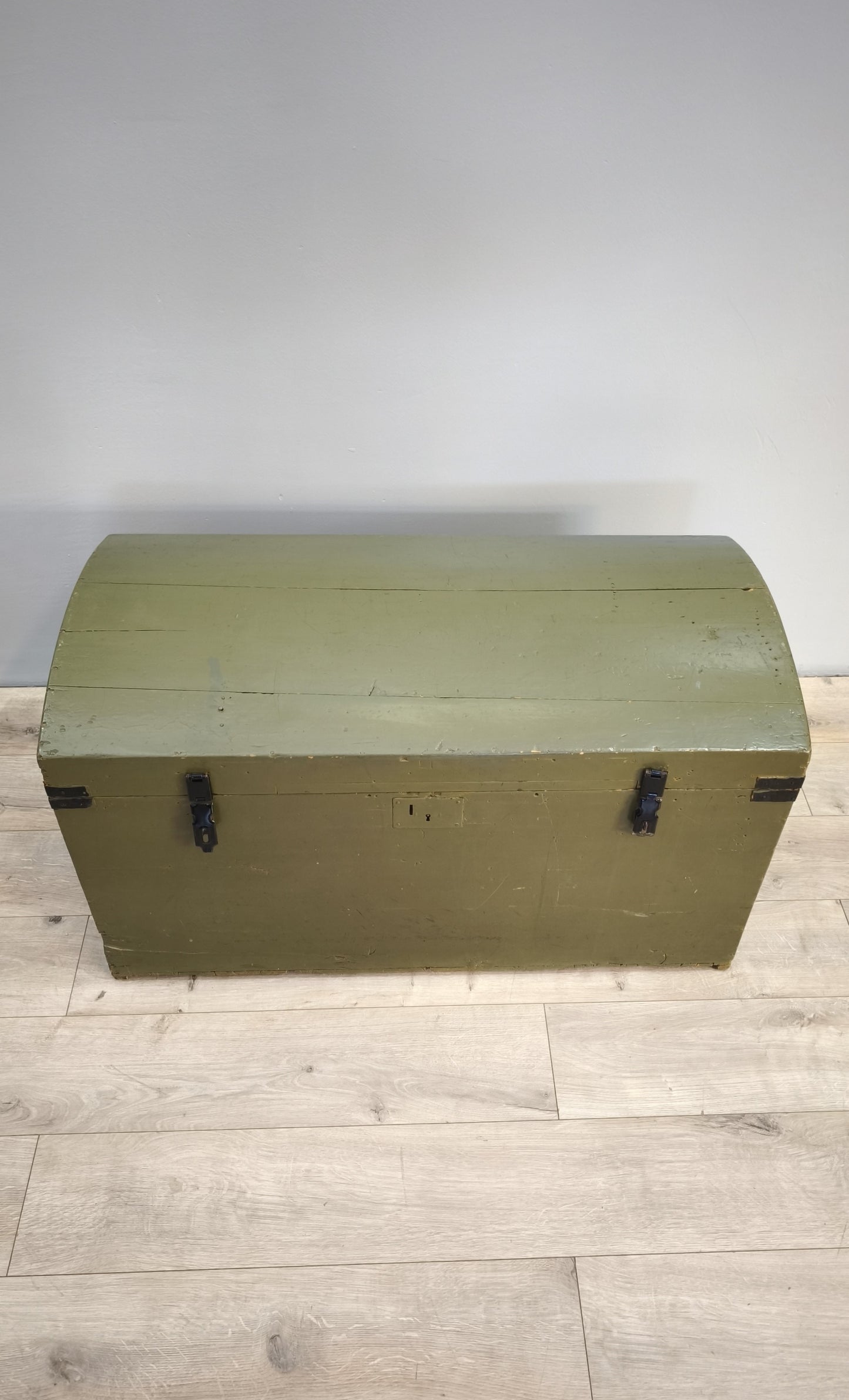 81285 Baule bombato in legno dipinto verde