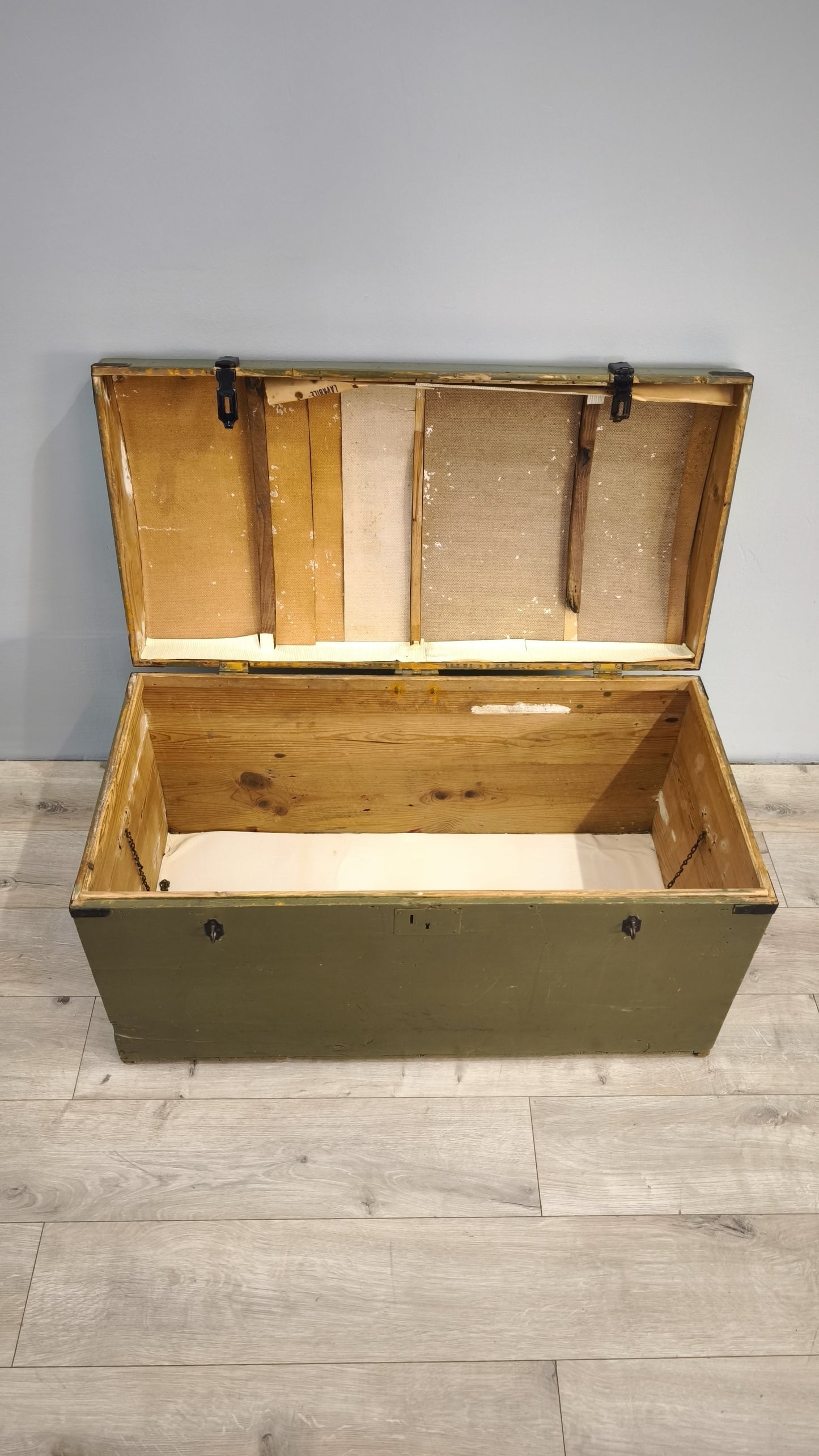 81285 Baule bombato in legno dipinto verde