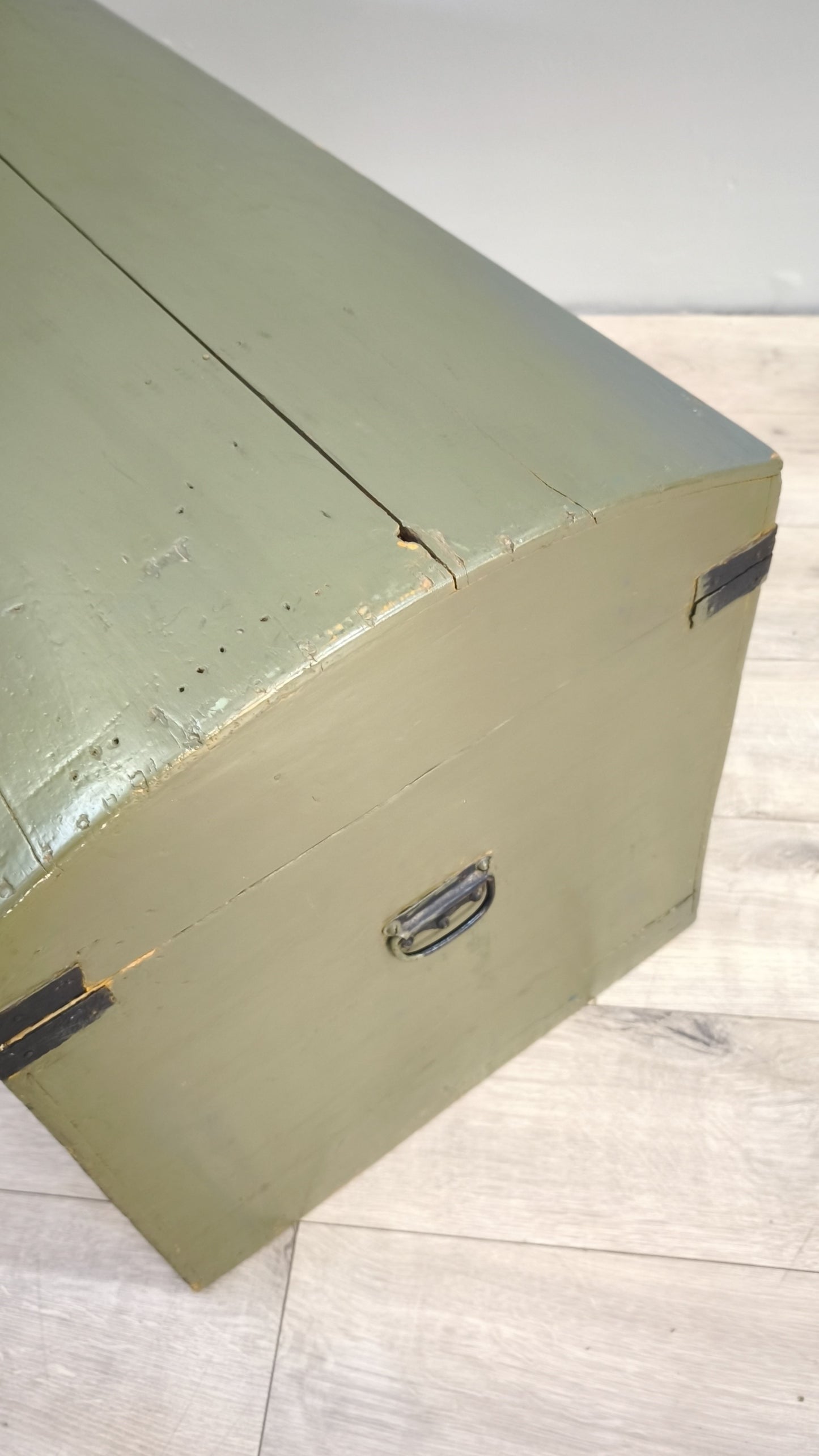 81285 Baule bombato in legno dipinto verde