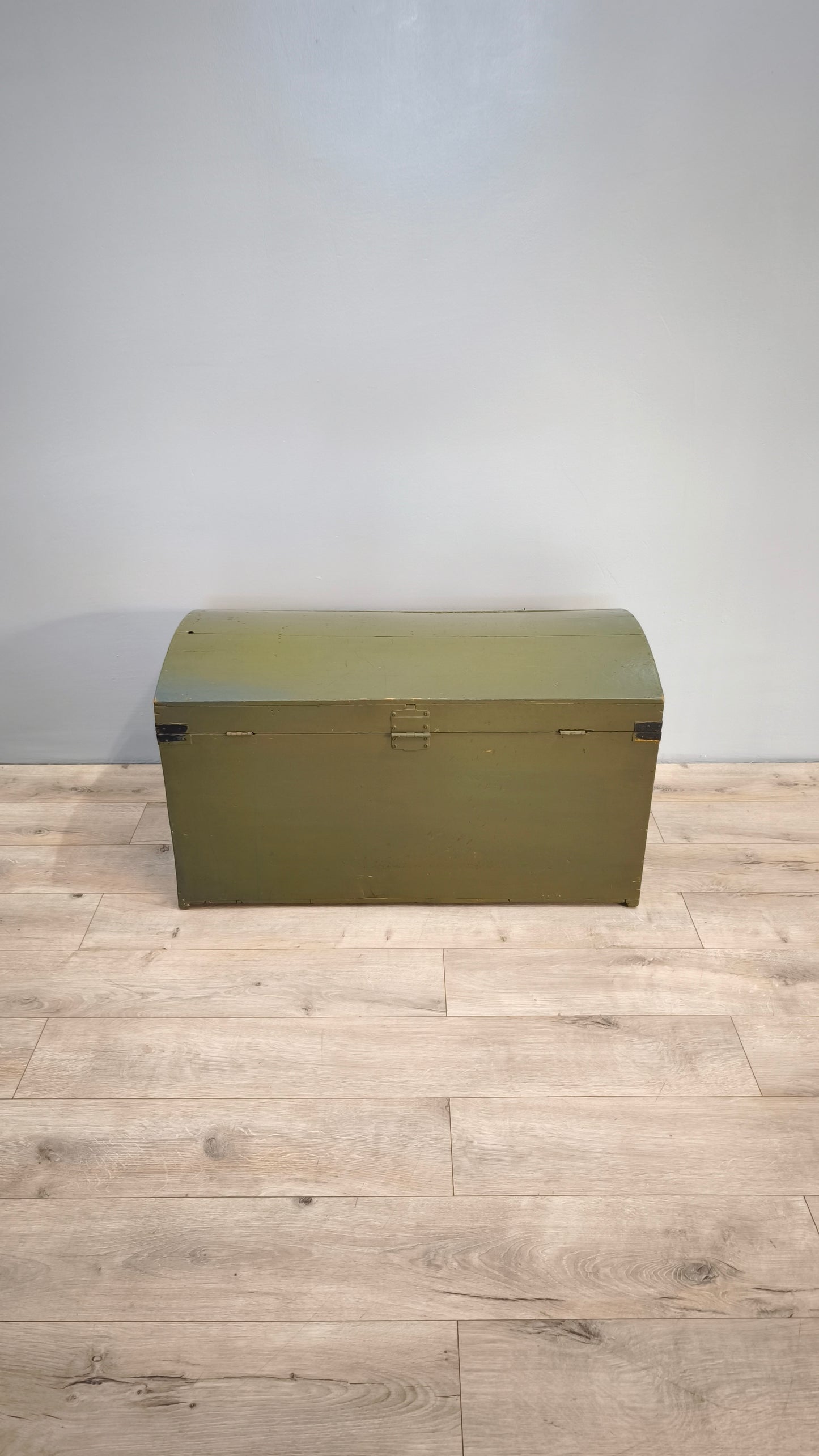 81285 Baule bombato in legno dipinto verde