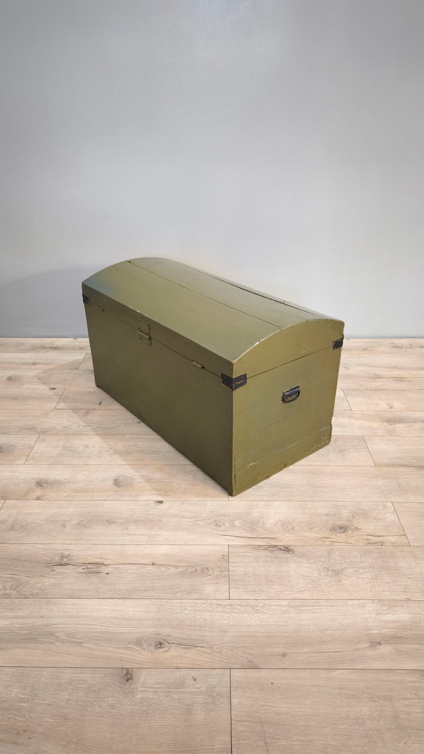 81285 Baule bombato in legno dipinto verde