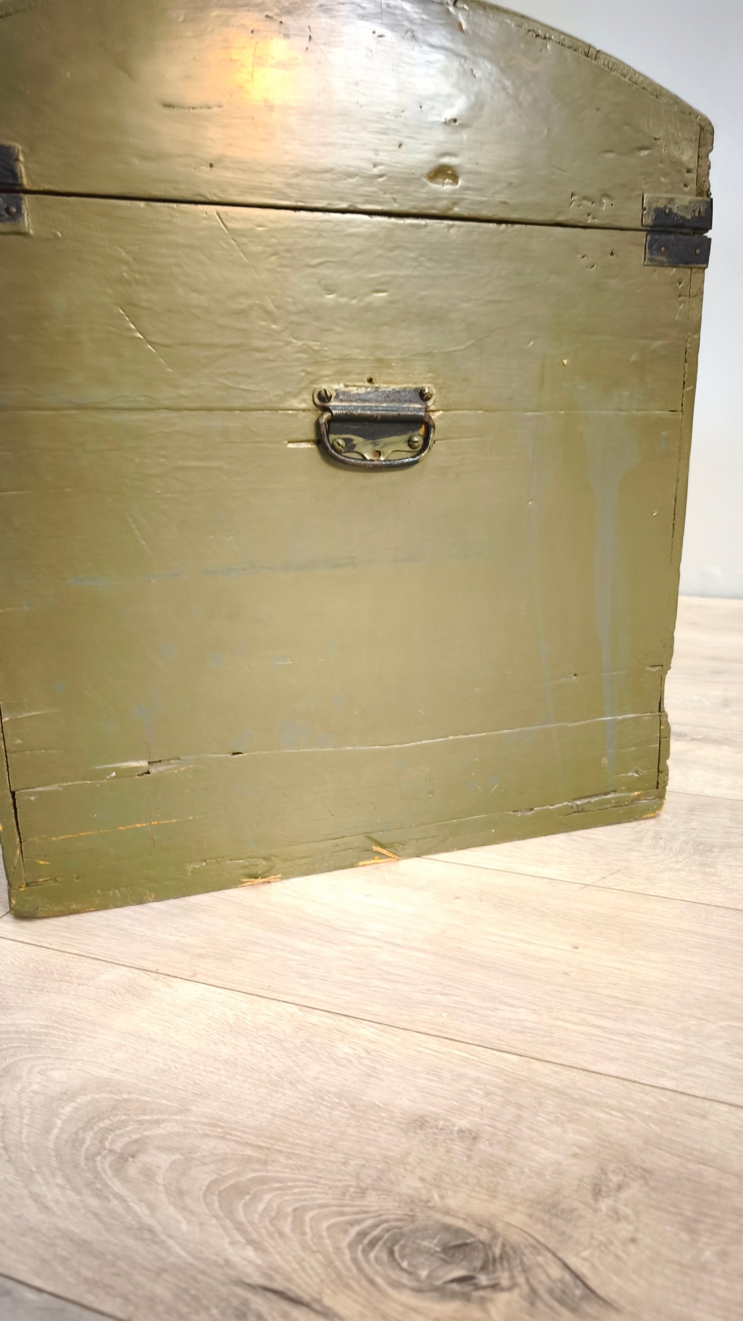 81285 Baule bombato in legno dipinto verde