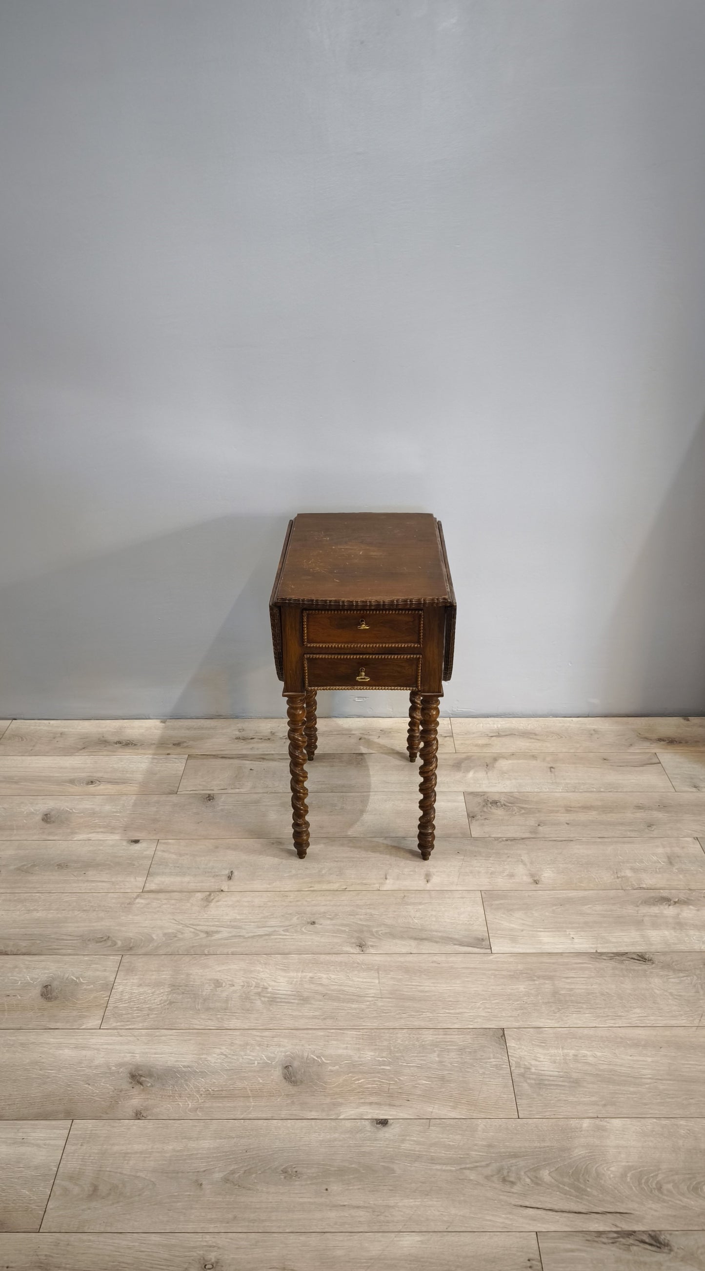 81351 Tavolo a bandelle in legno con due cassetti e uno sportello a ribalta