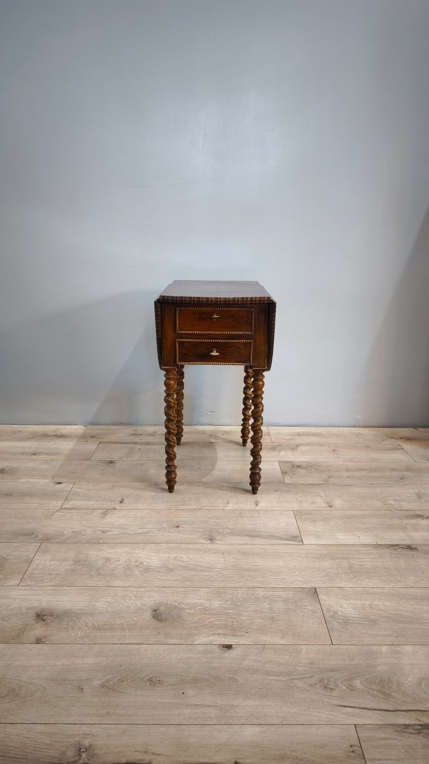 81351 Tavolo a bandelle in legno con due cassetti e uno sportello a ribalta