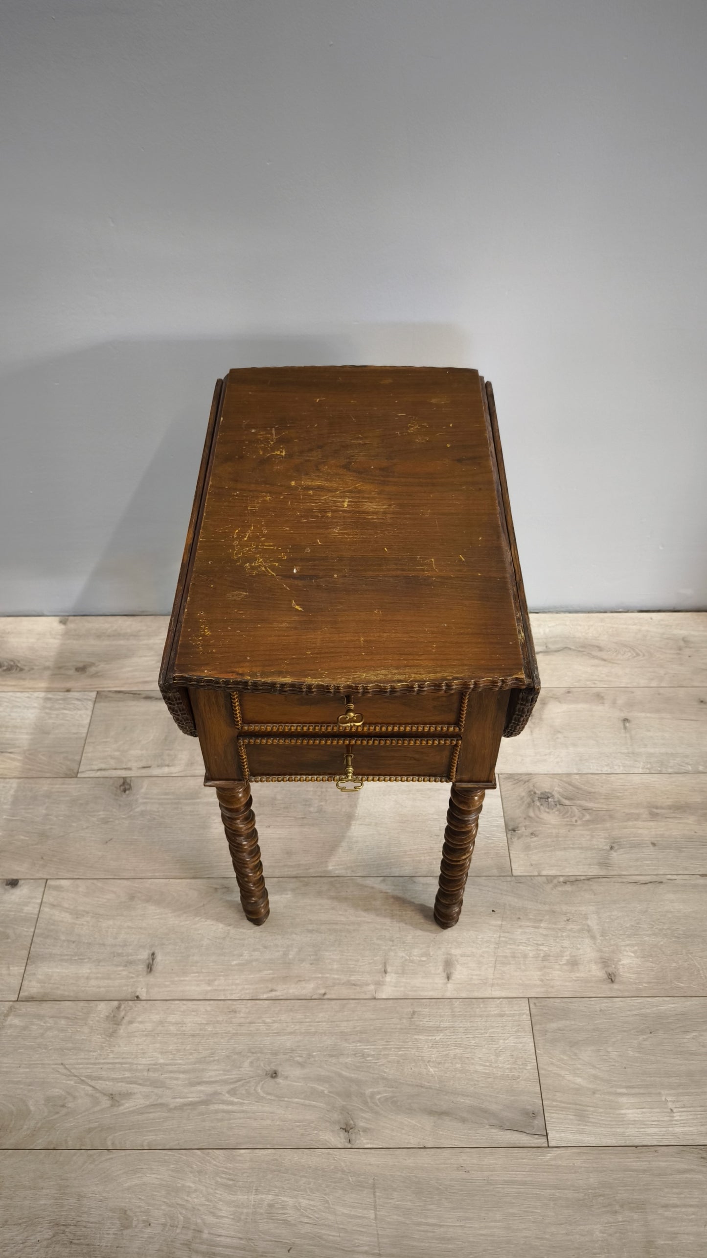81351 Tavolo a bandelle in legno con due cassetti e uno sportello a ribalta