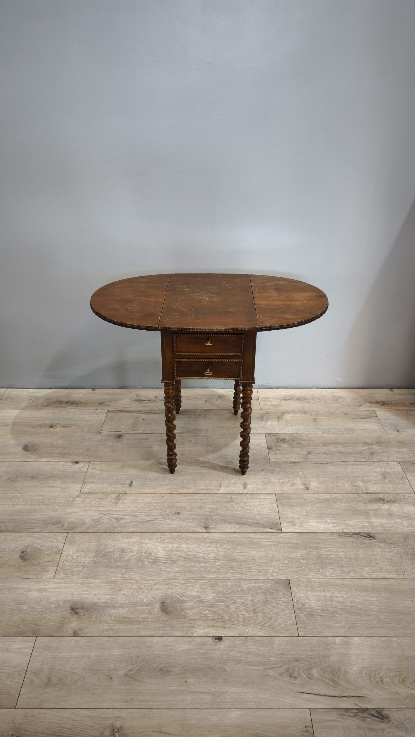 81351 Tavolo a bandelle in legno con due cassetti e uno sportello a ribalta