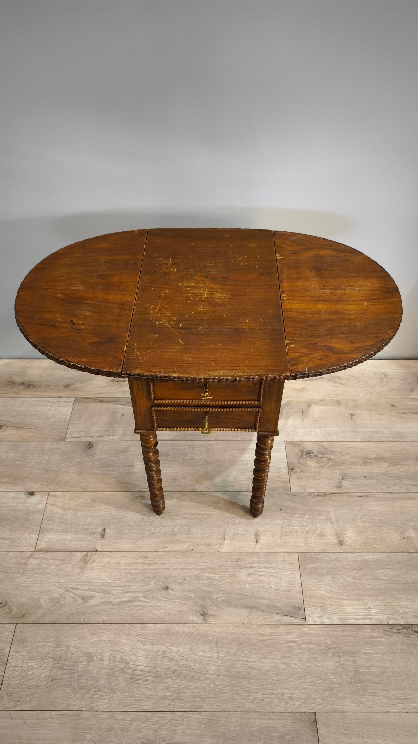 81351 Tavolo a bandelle in legno con due cassetti e uno sportello a ribalta
