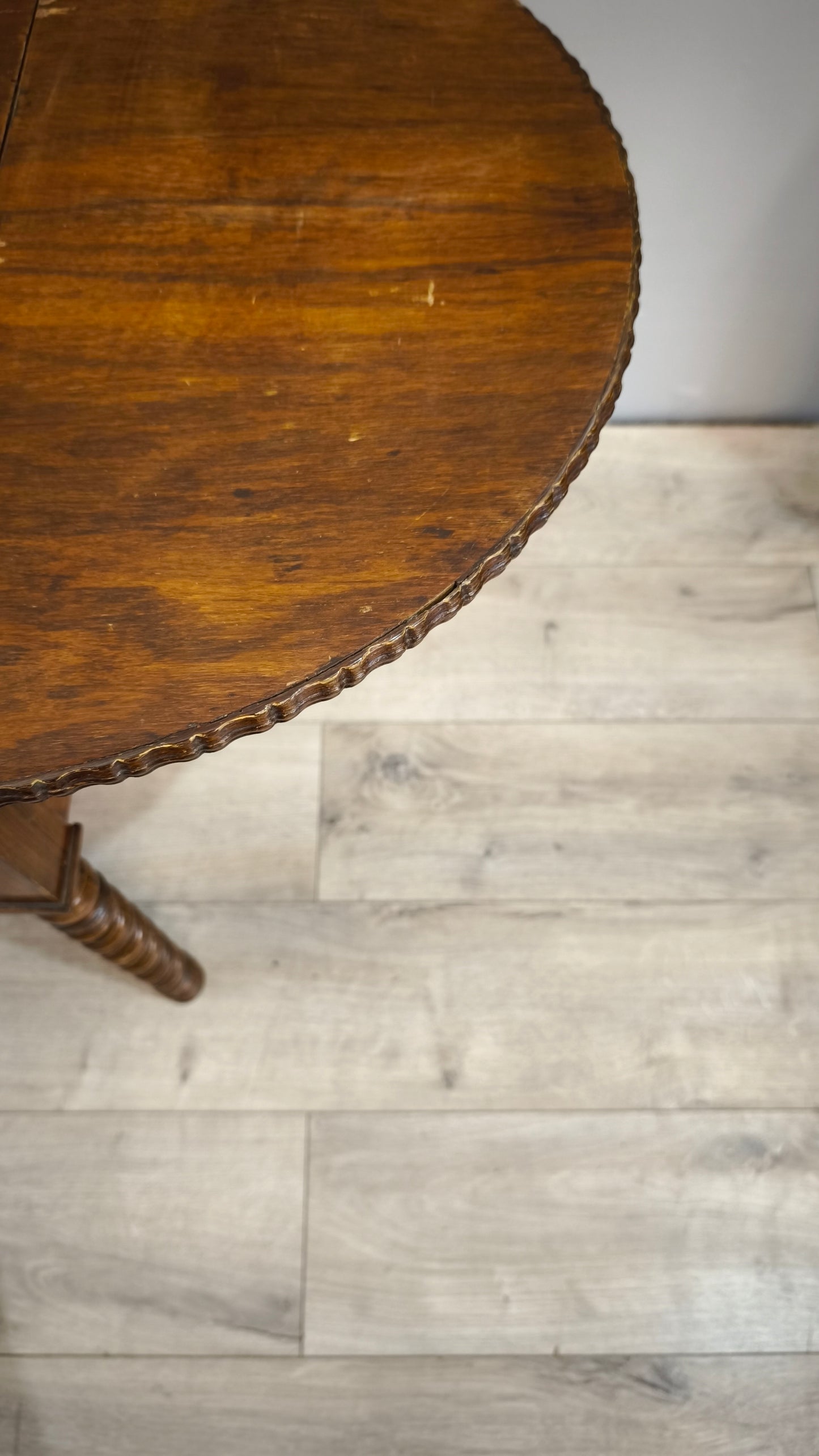81351 Tavolo a bandelle in legno con due cassetti e uno sportello a ribalta