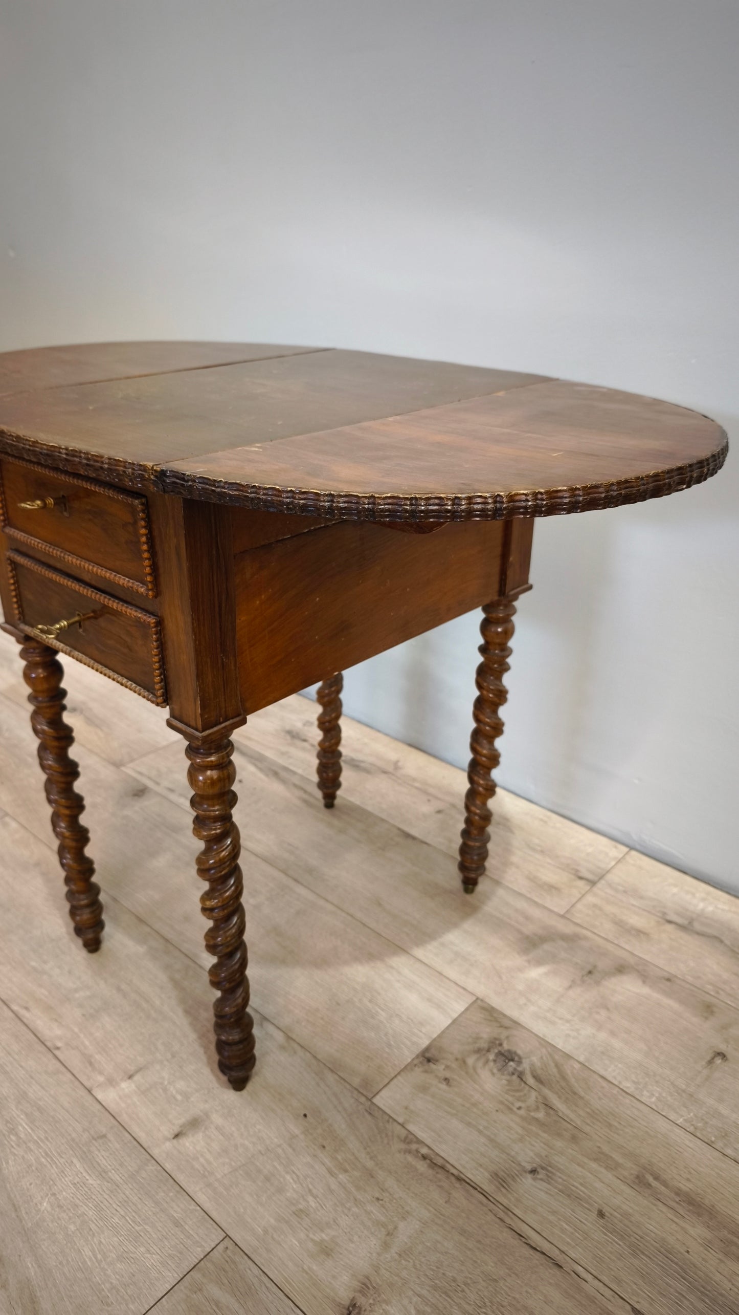 81351 Tavolo a bandelle in legno con due cassetti e uno sportello a ribalta