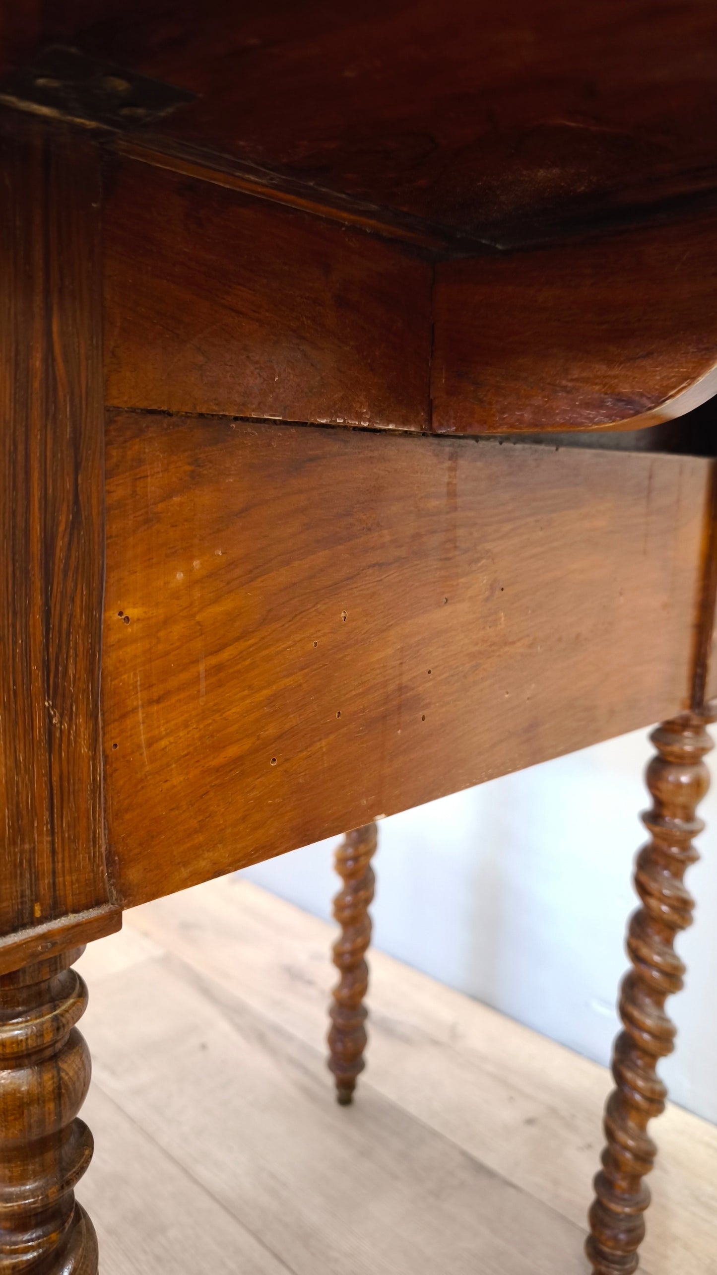 81351 Tavolo a bandelle in legno con due cassetti e uno sportello a ribalta