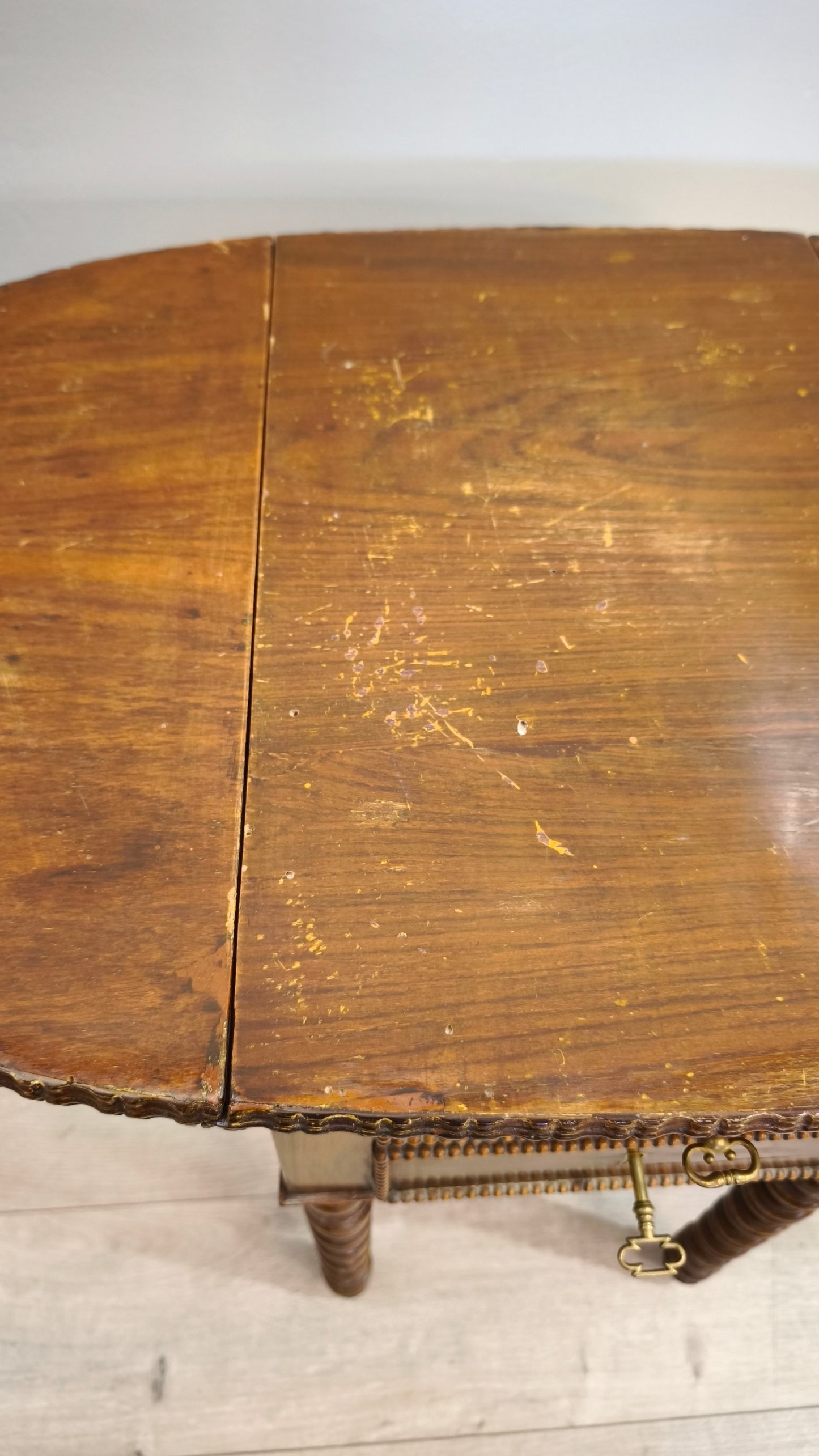 81351 Tavolo a bandelle in legno con due cassetti e uno sportello a ribalta