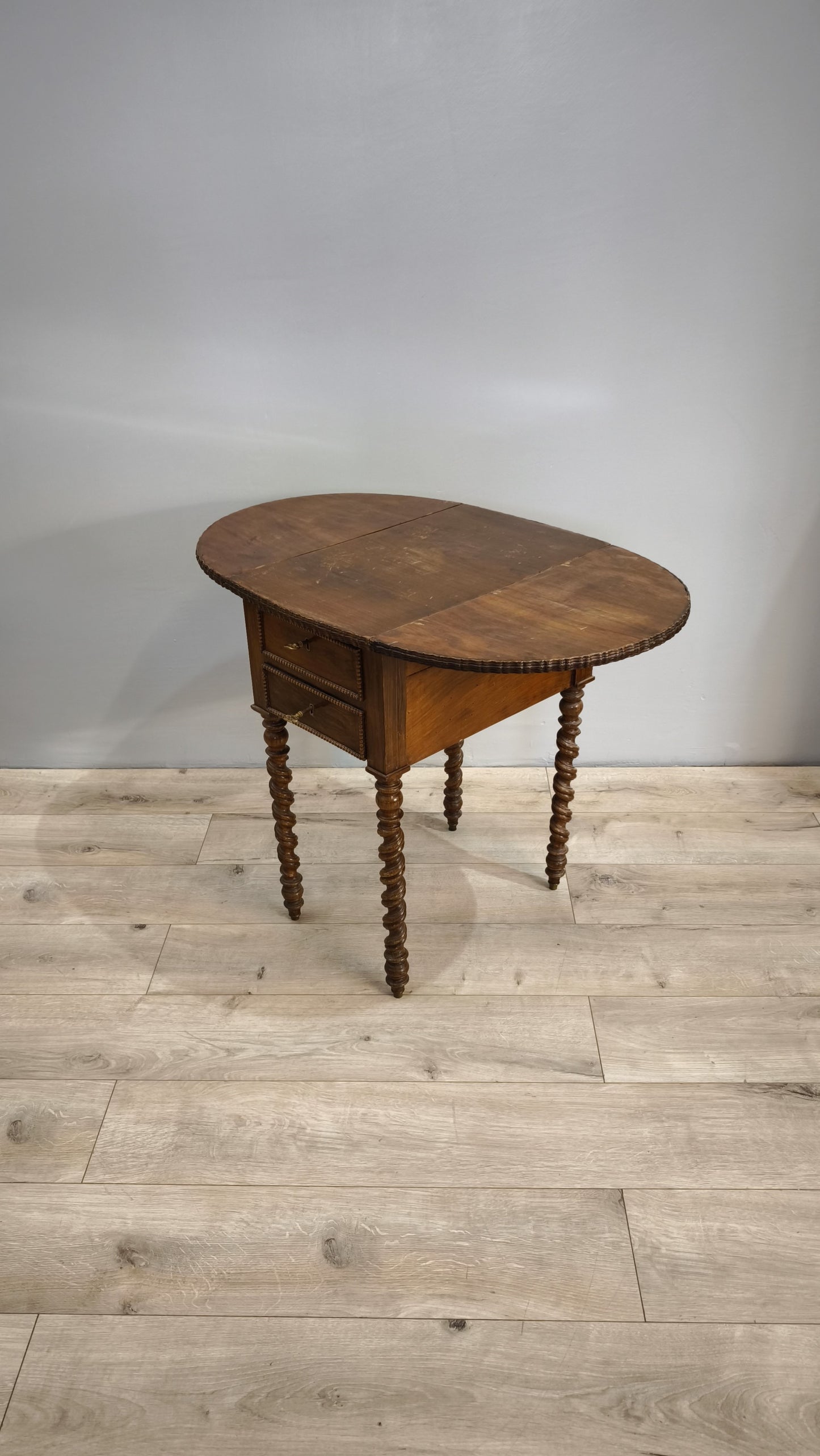81351 Tavolo a bandelle in legno con due cassetti e uno sportello a ribalta