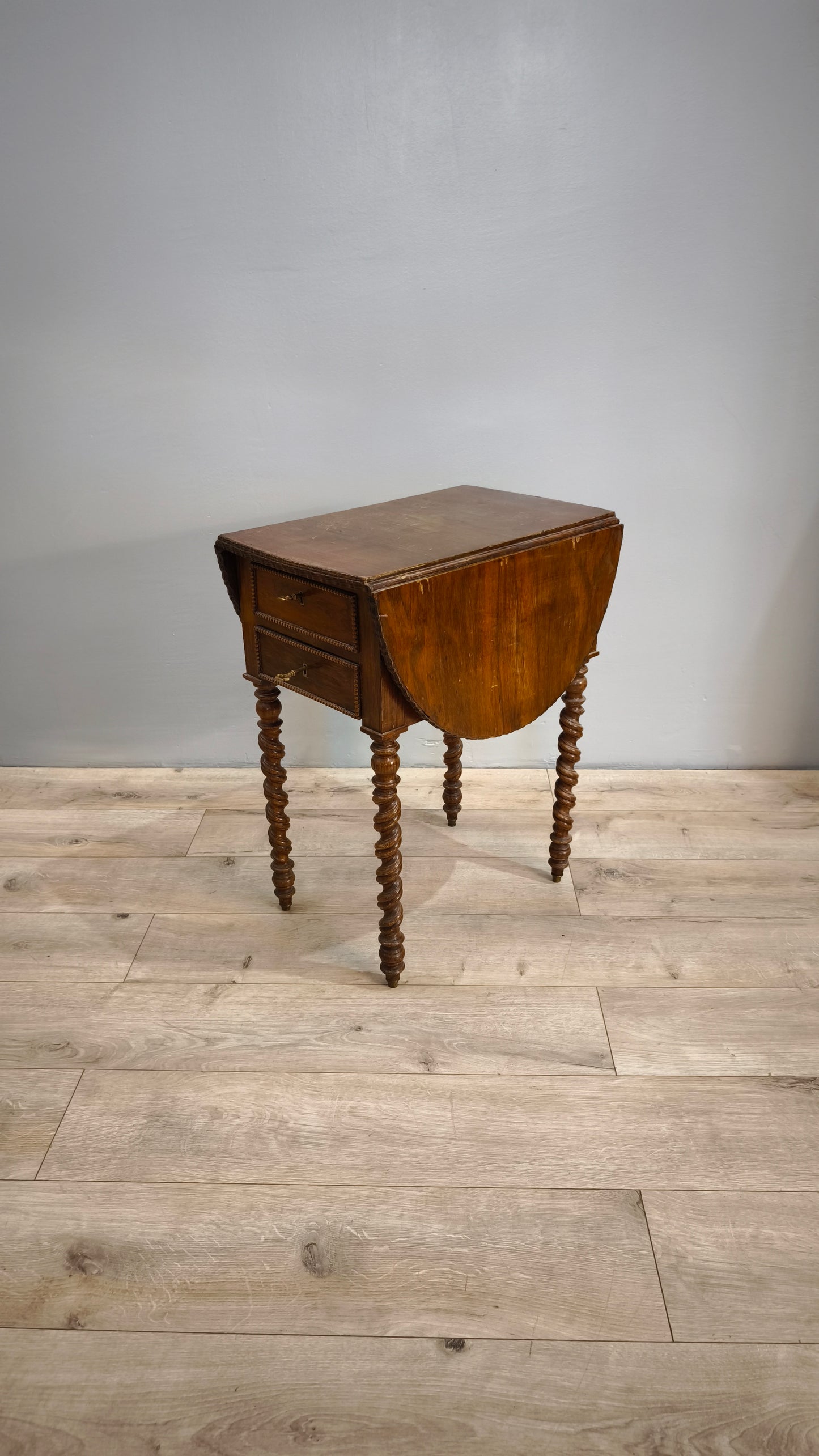 81351 Tavolo a bandelle in legno con due cassetti e uno sportello a ribalta