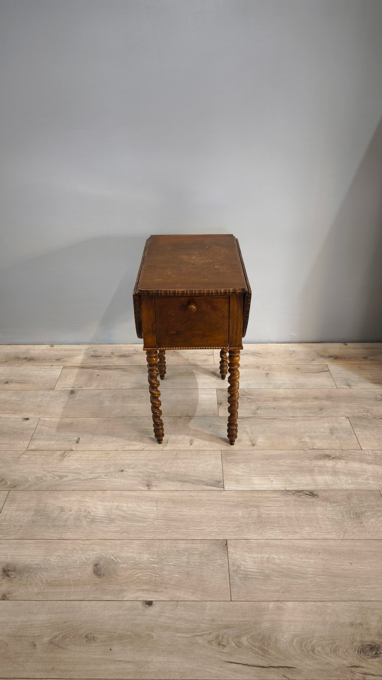 81351 Tavolo a bandelle in legno con due cassetti e uno sportello a ribalta