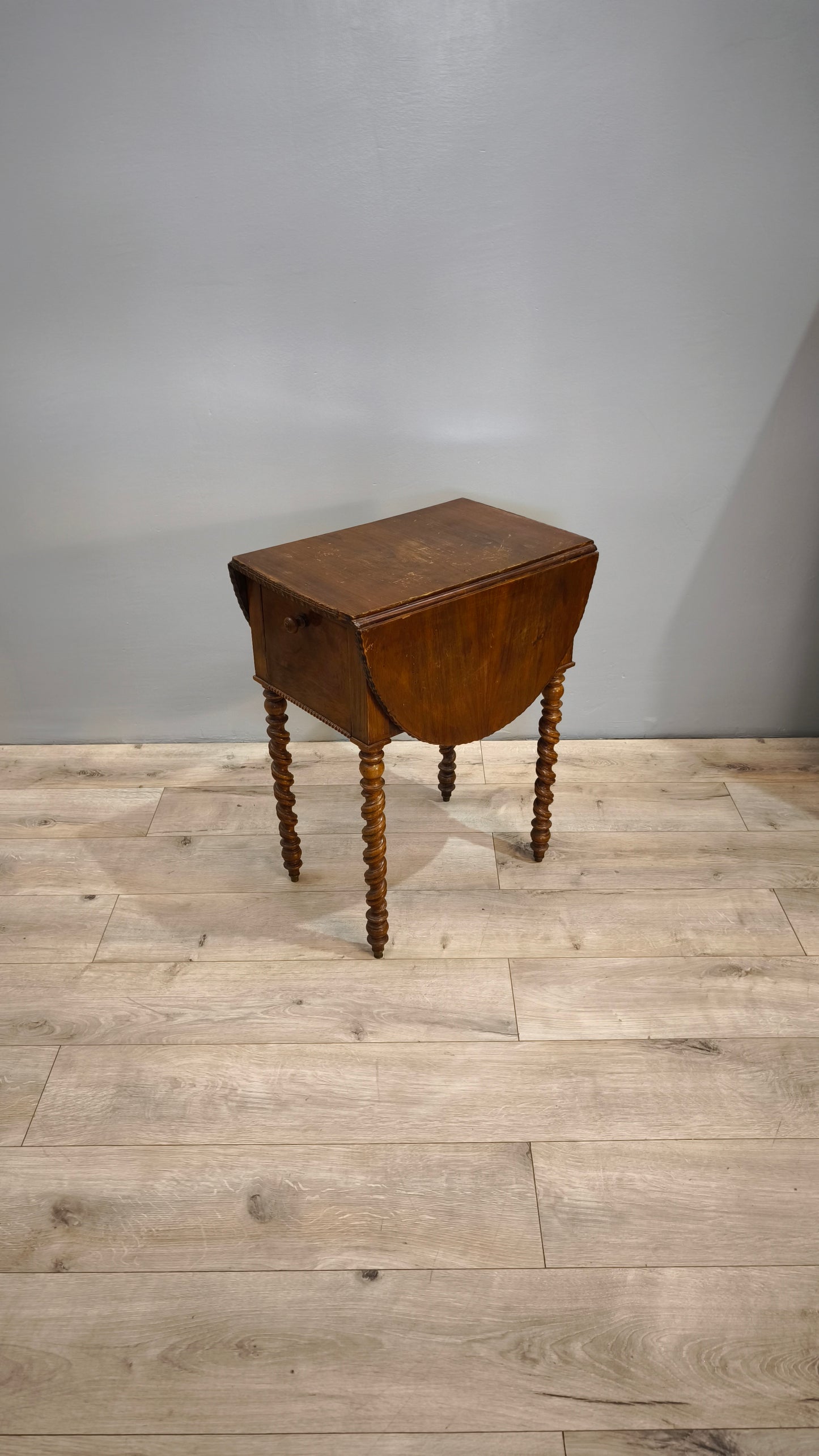 81351 Tavolo a bandelle in legno con due cassetti e uno sportello a ribalta
