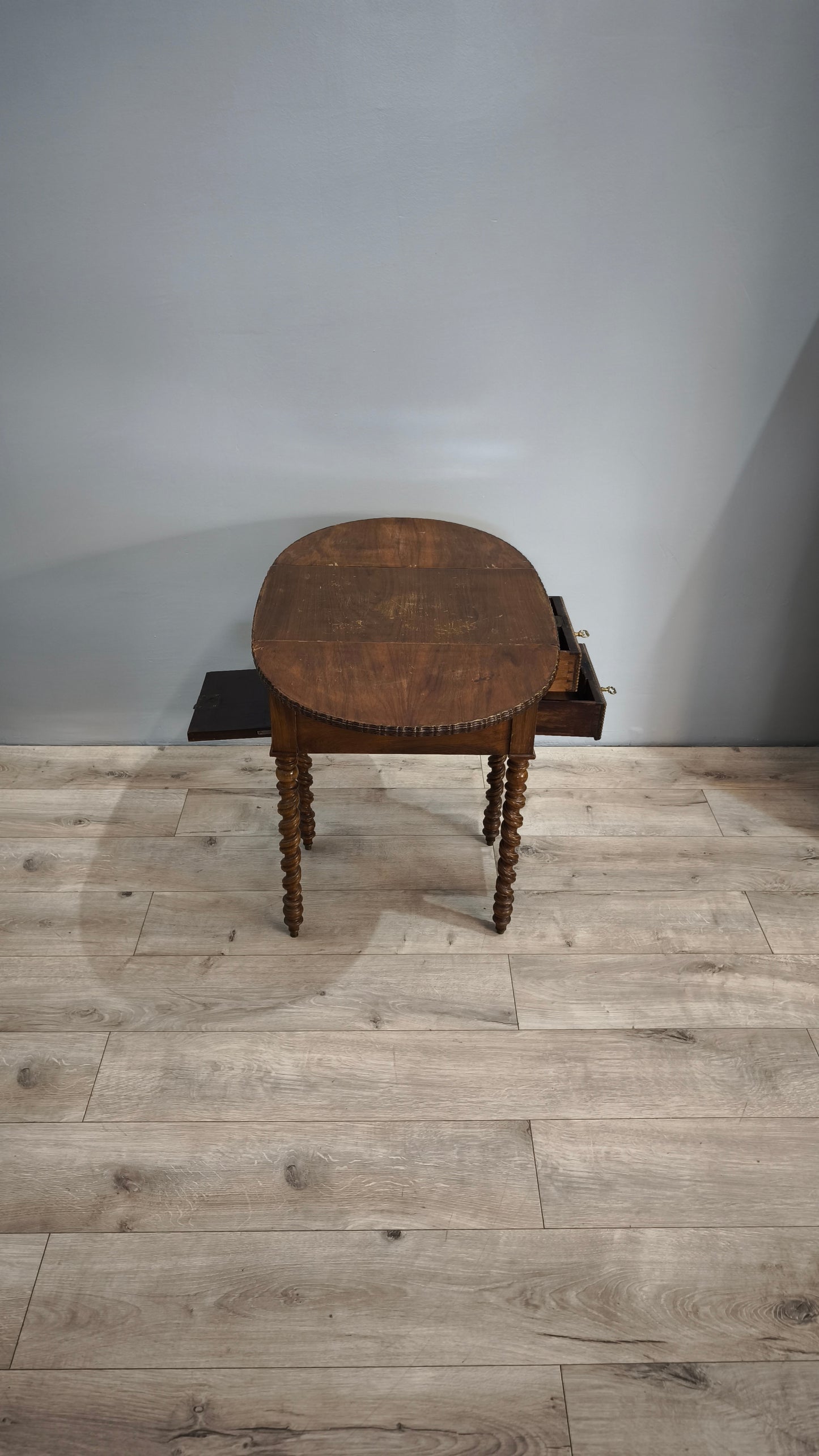 81351 Tavolo a bandelle in legno con due cassetti e uno sportello a ribalta