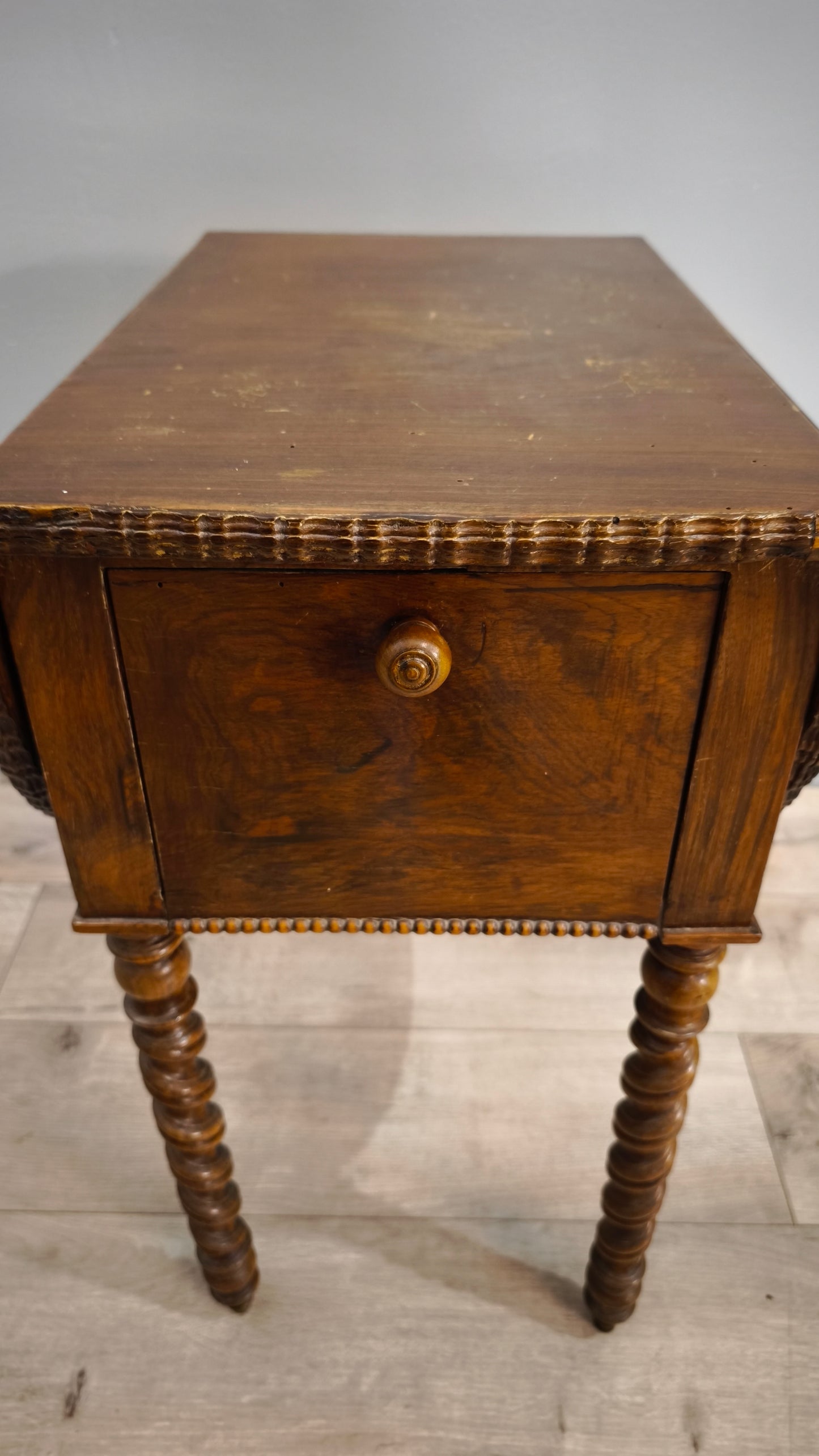 81351 Tavolo a bandelle in legno con due cassetti e uno sportello a ribalta