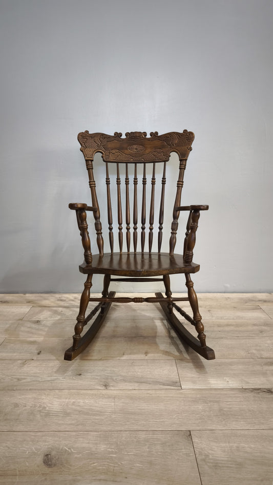 81453 Sedia a dondolo in legno con intagli