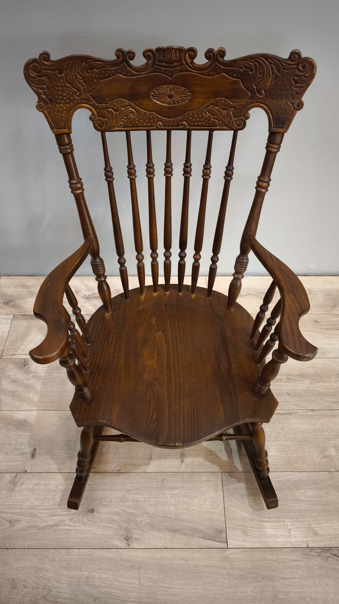 81453 Sedia a dondolo in legno con intagli