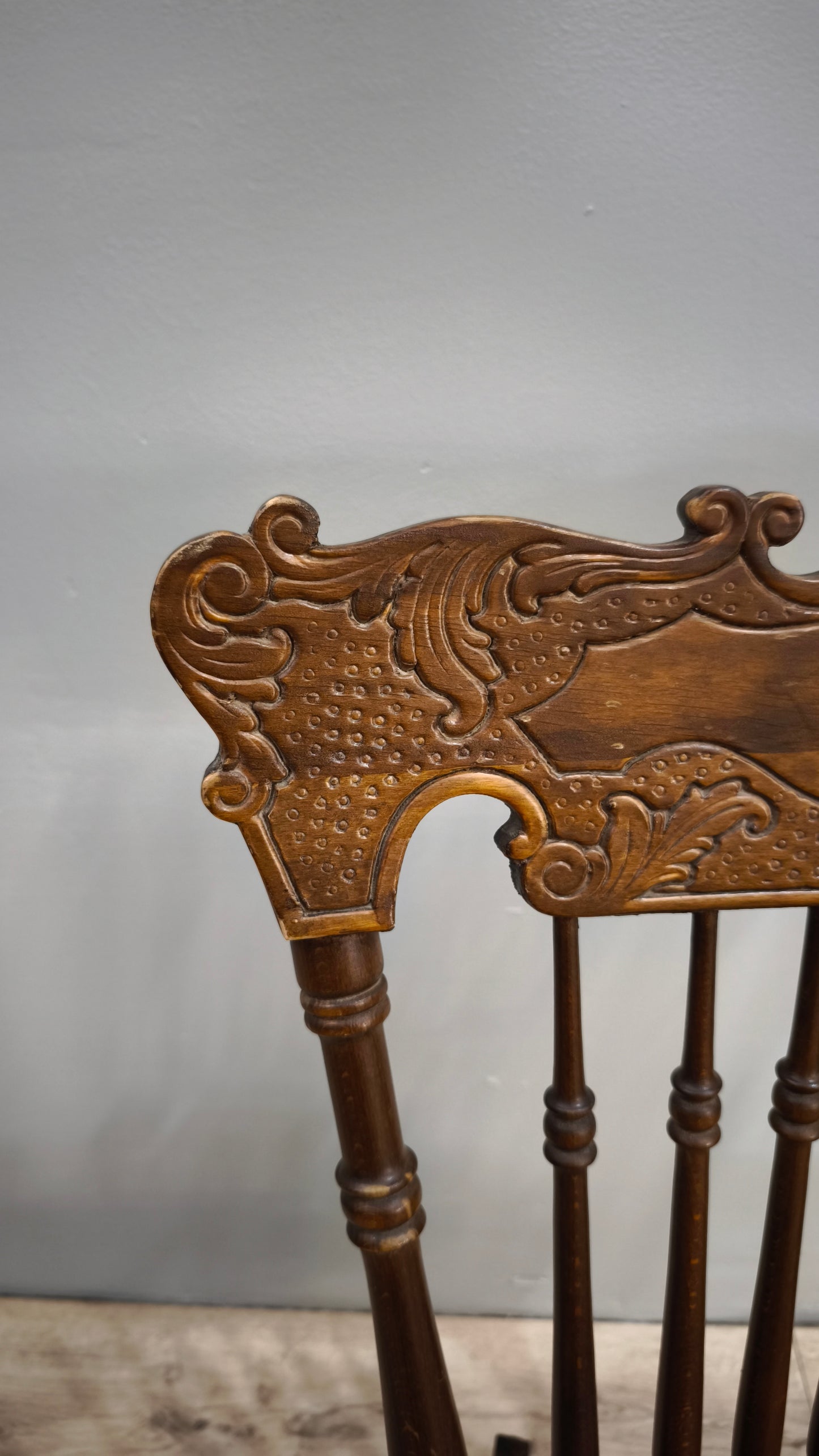 81453 Sedia a dondolo in legno con intagli