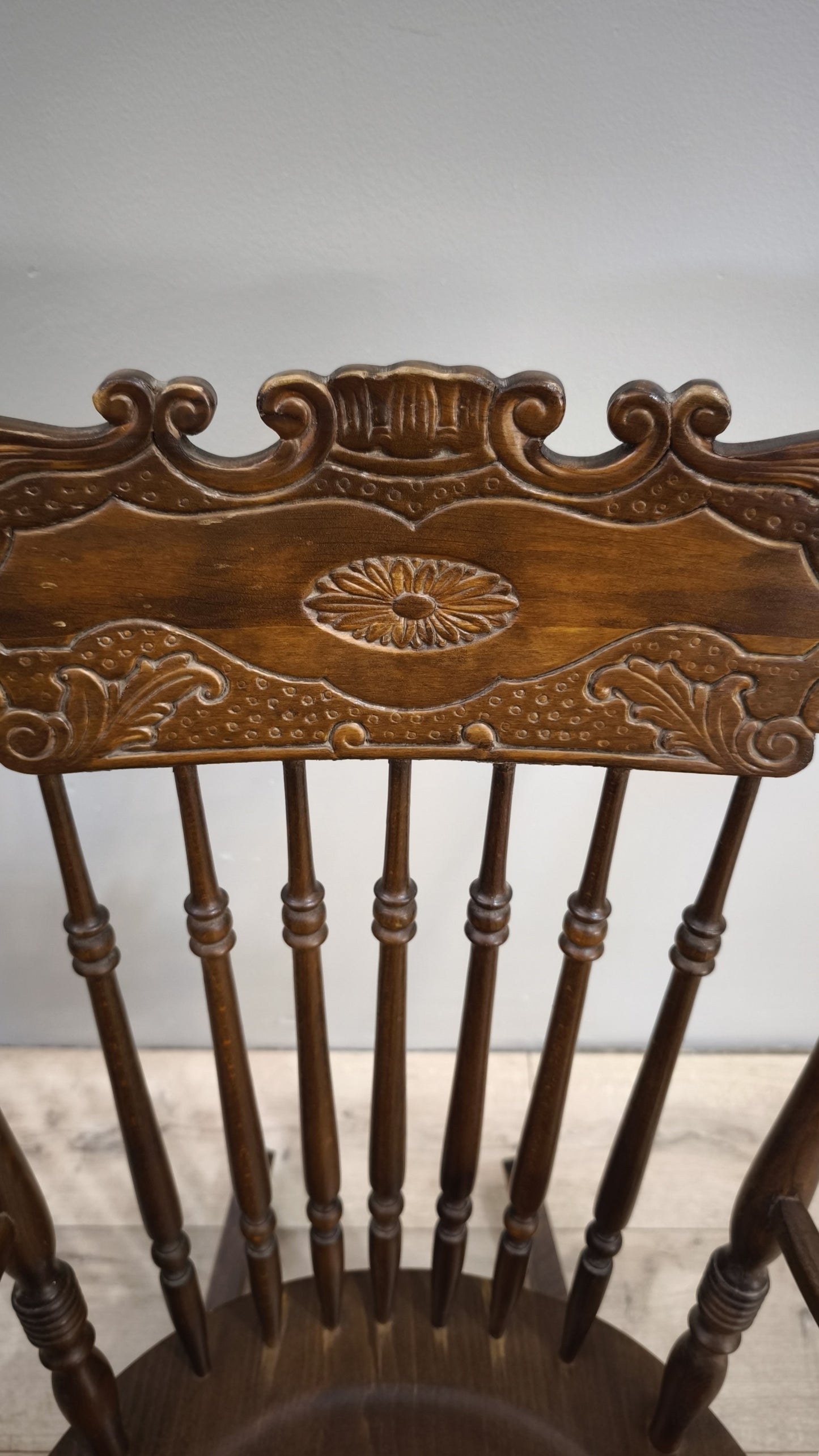 81453 Sedia a dondolo in legno con intagli
