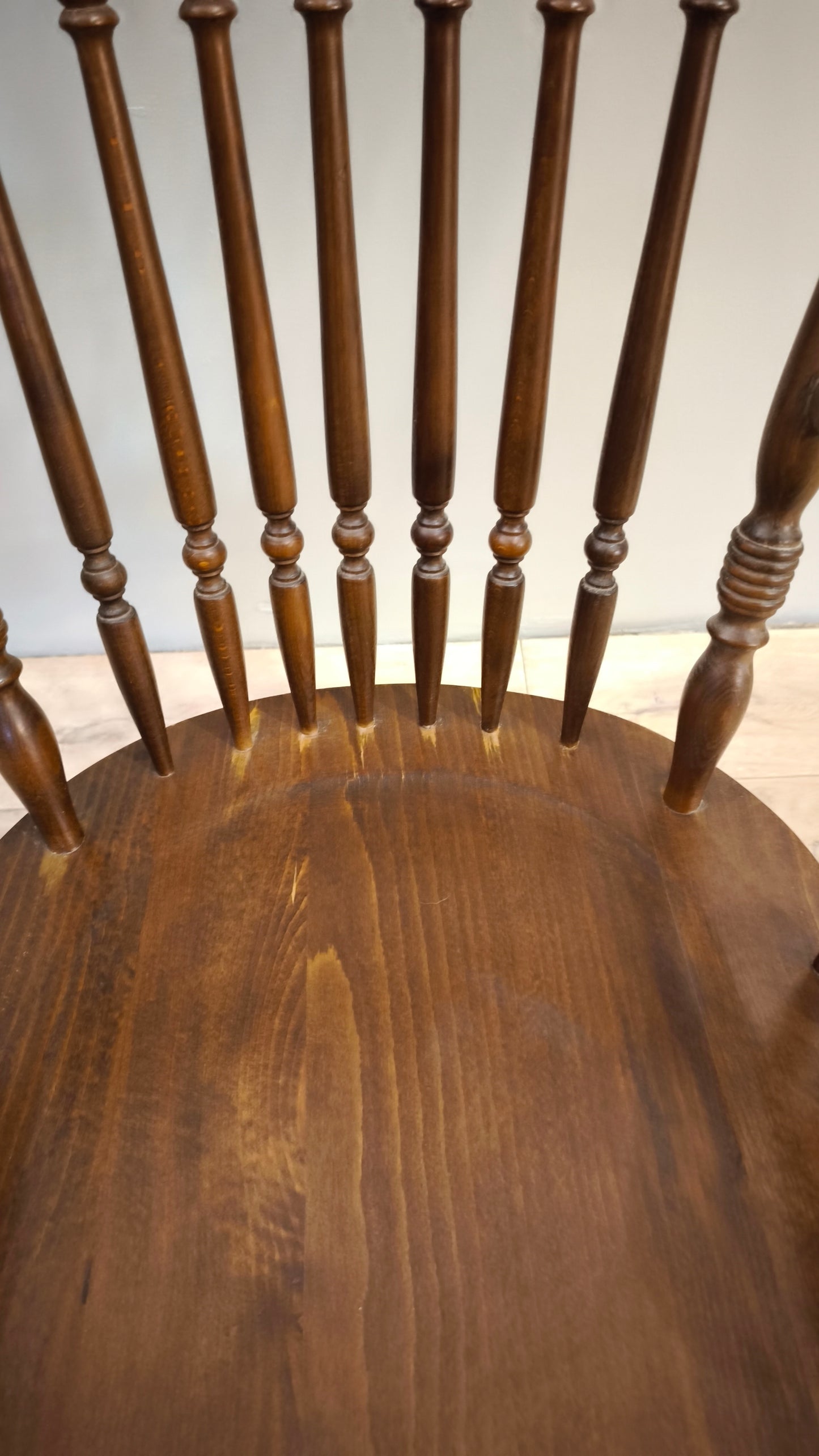 81453 Sedia a dondolo in legno con intagli