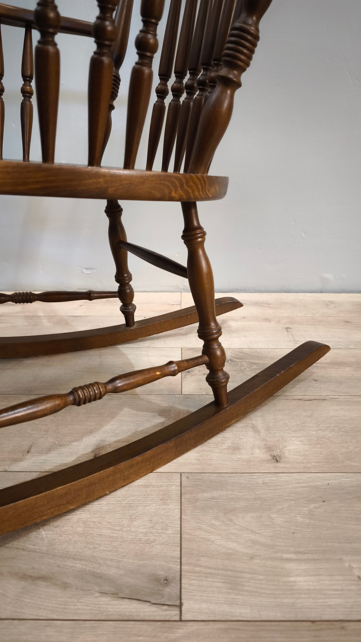 81453 Sedia a dondolo in legno con intagli