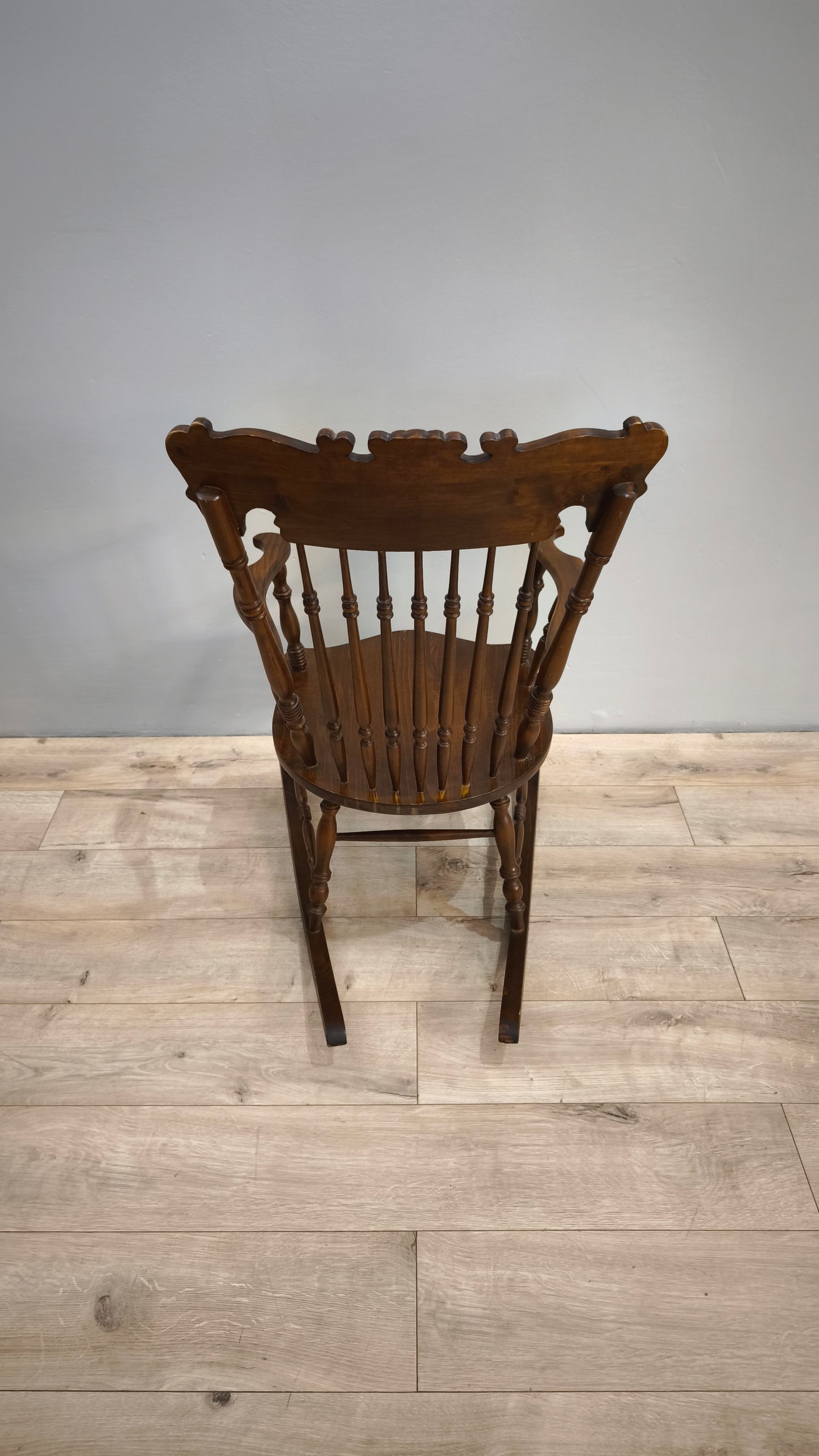 81453 Sedia a dondolo in legno con intagli
