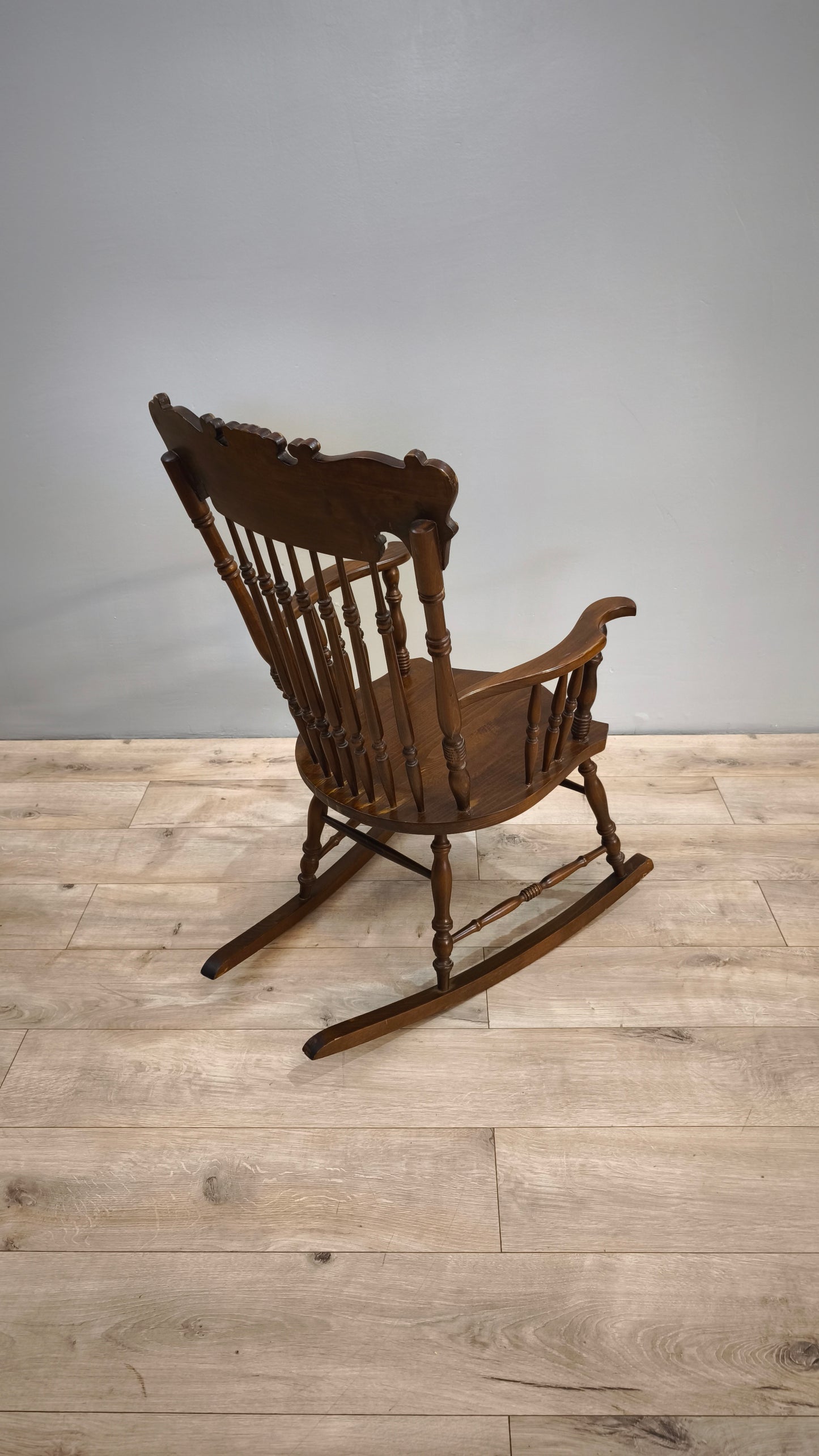 81453 Sedia a dondolo in legno con intagli