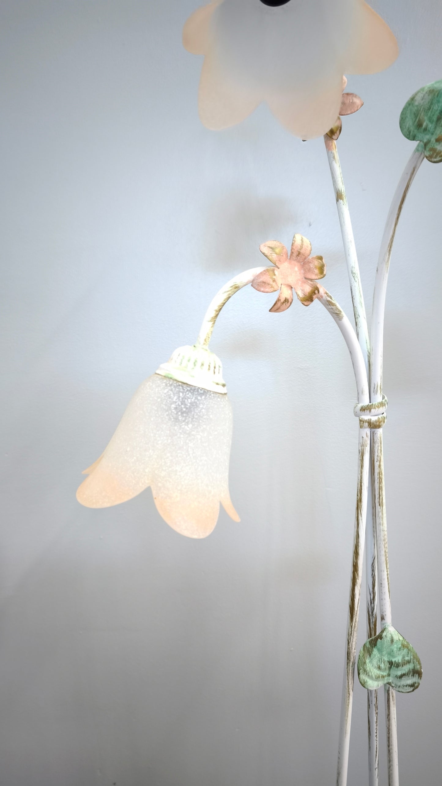 81513 Piantana in ferro bianco con tre bulbi in vetro forma fiore
