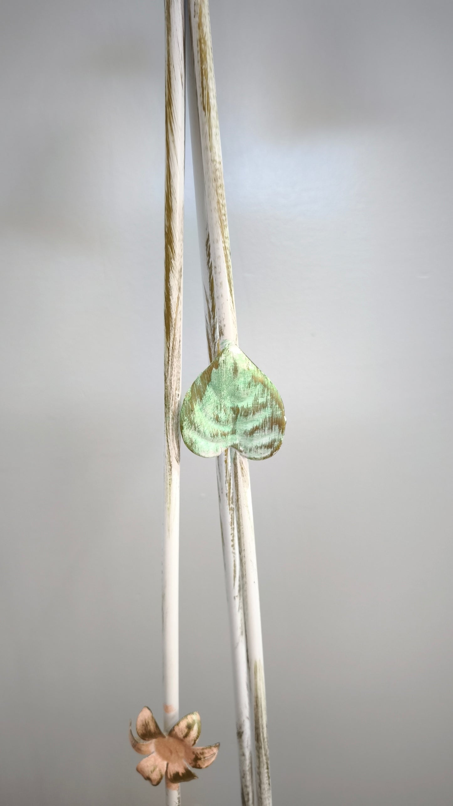 81513 Piantana in ferro bianco con tre bulbi in vetro forma fiore