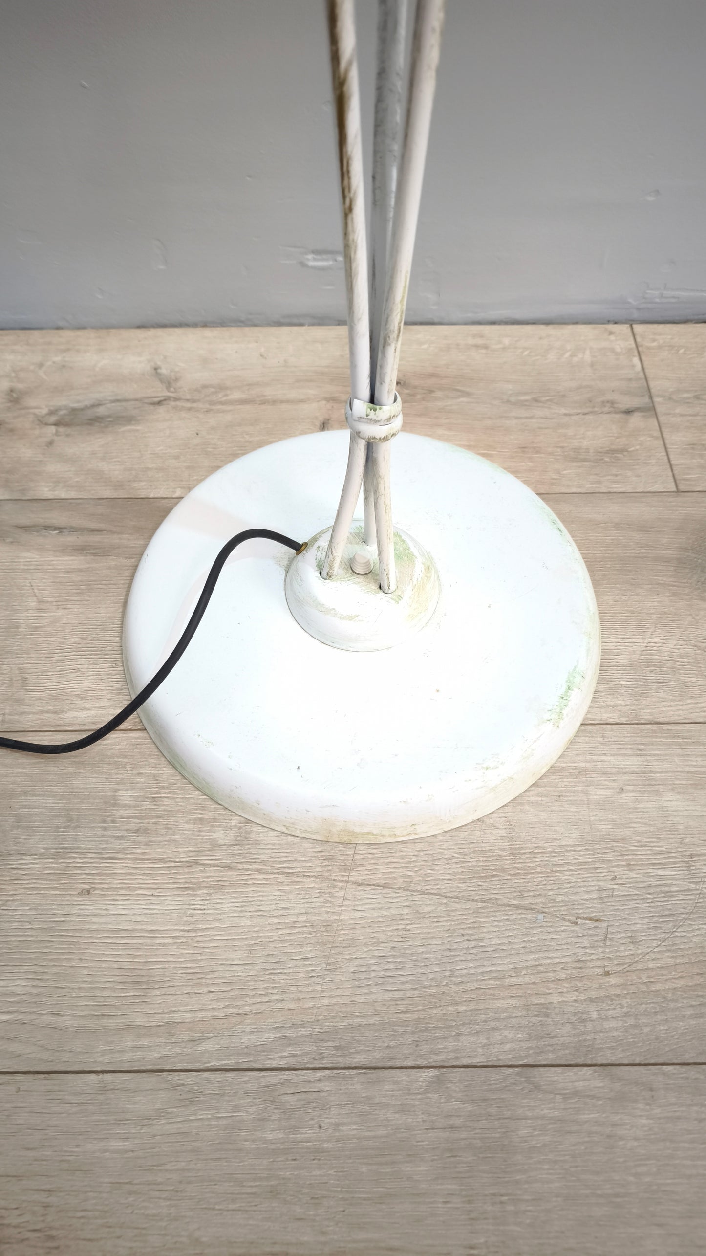 81513 Piantana in ferro bianco con tre bulbi in vetro forma fiore