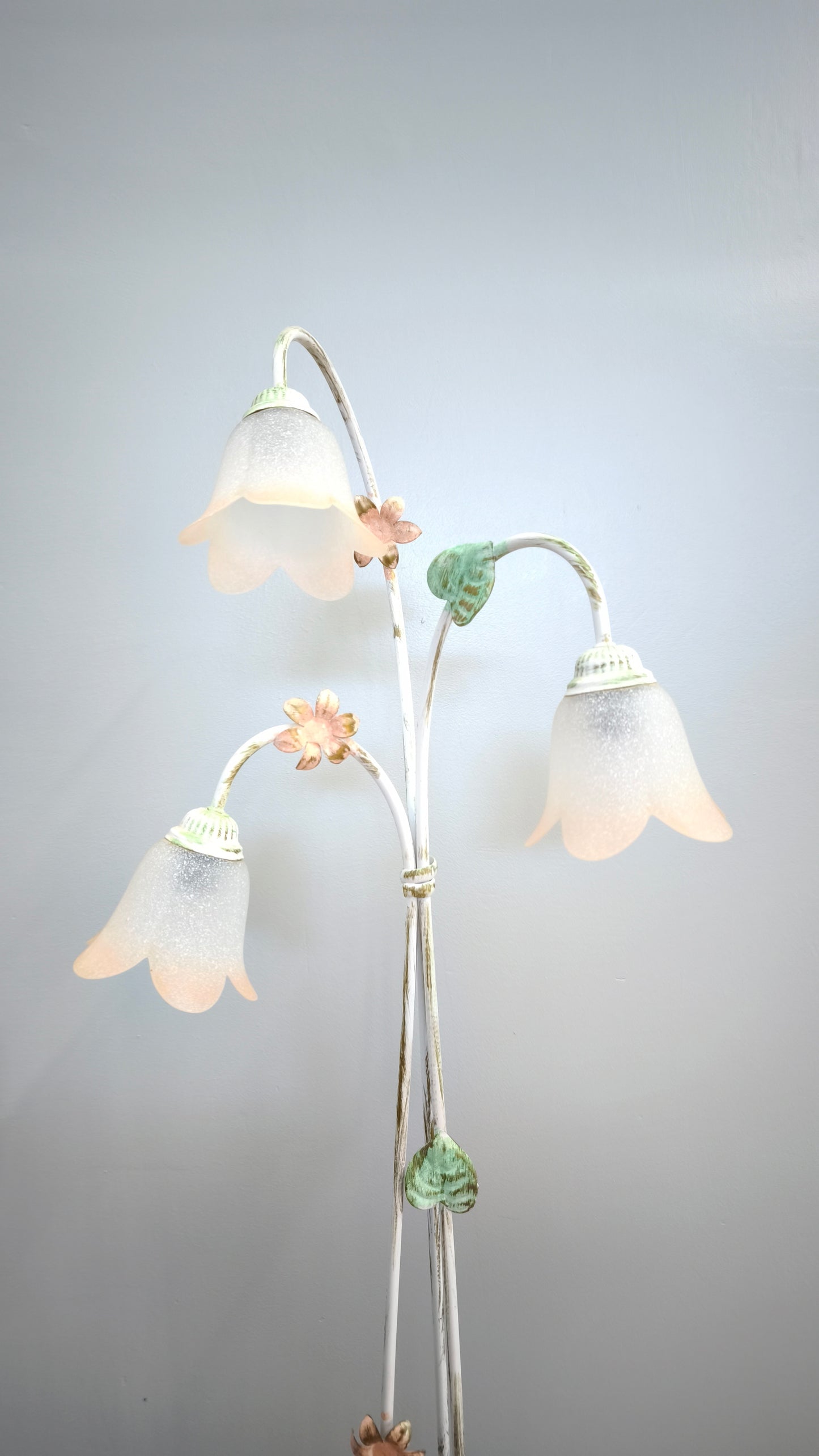 81513 Piantana in ferro bianco con tre bulbi in vetro forma fiore