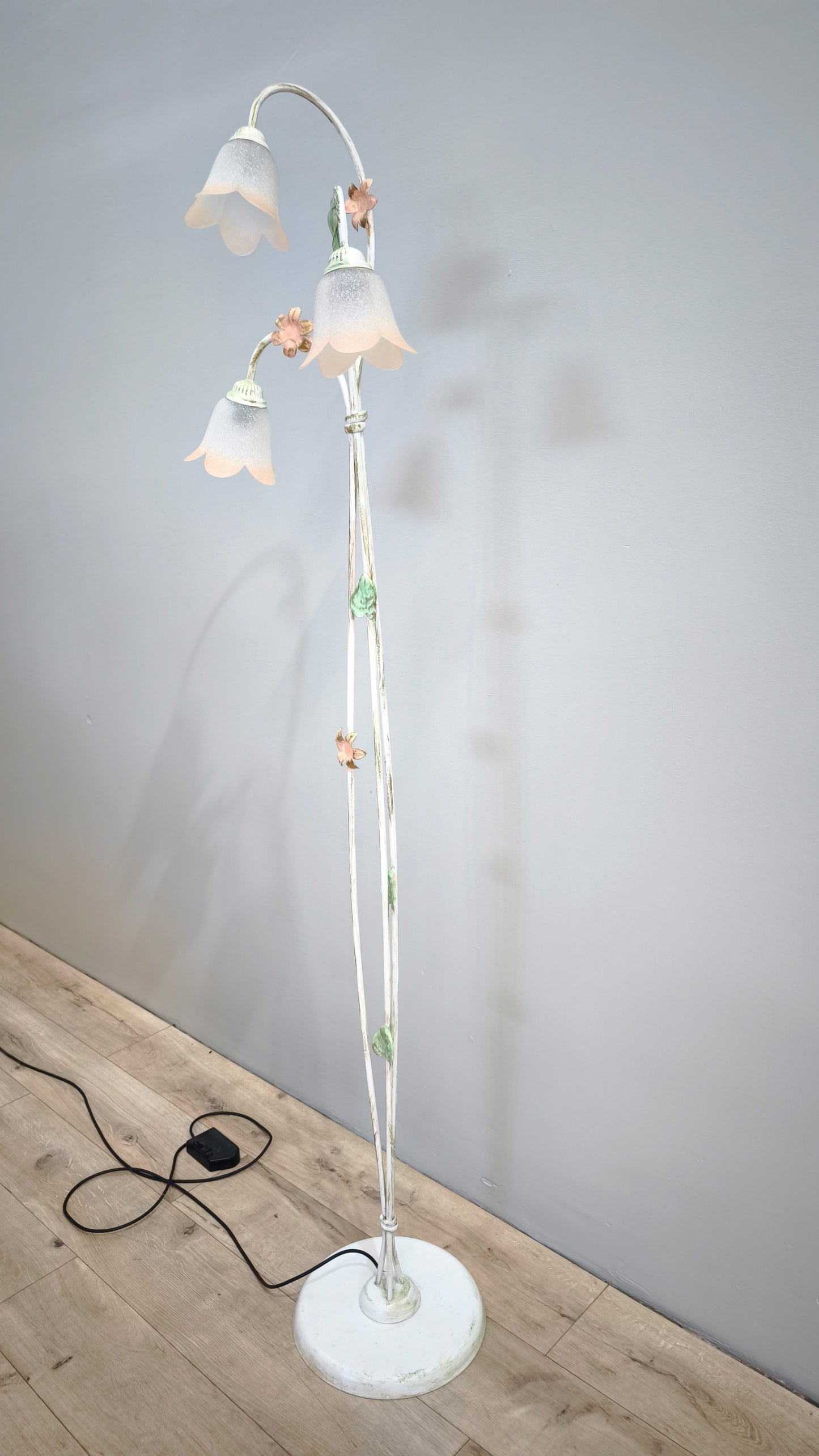 81513 Piantana in ferro bianco con tre bulbi in vetro forma fiore