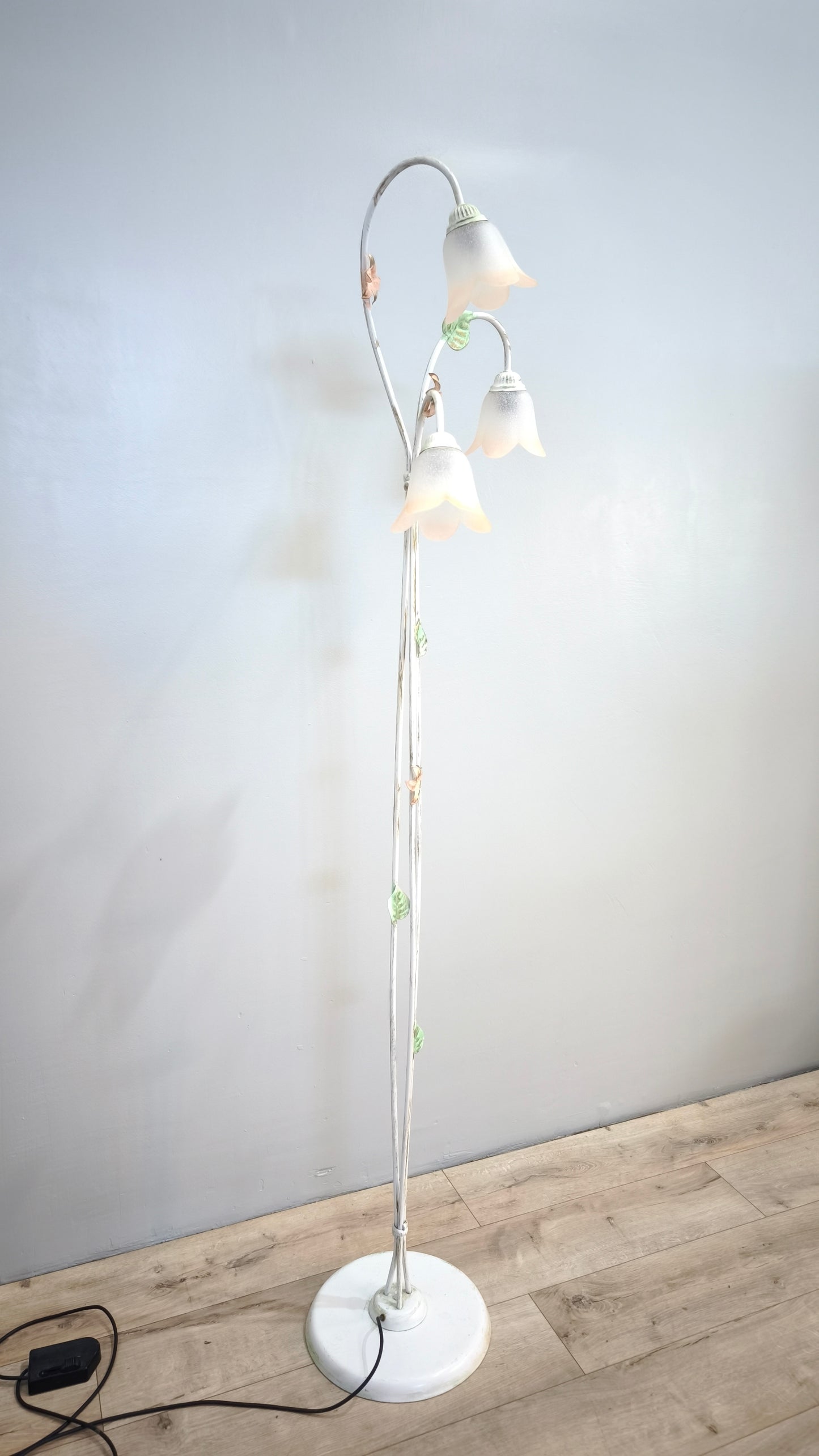 81513 Piantana in ferro bianco con tre bulbi in vetro forma fiore
