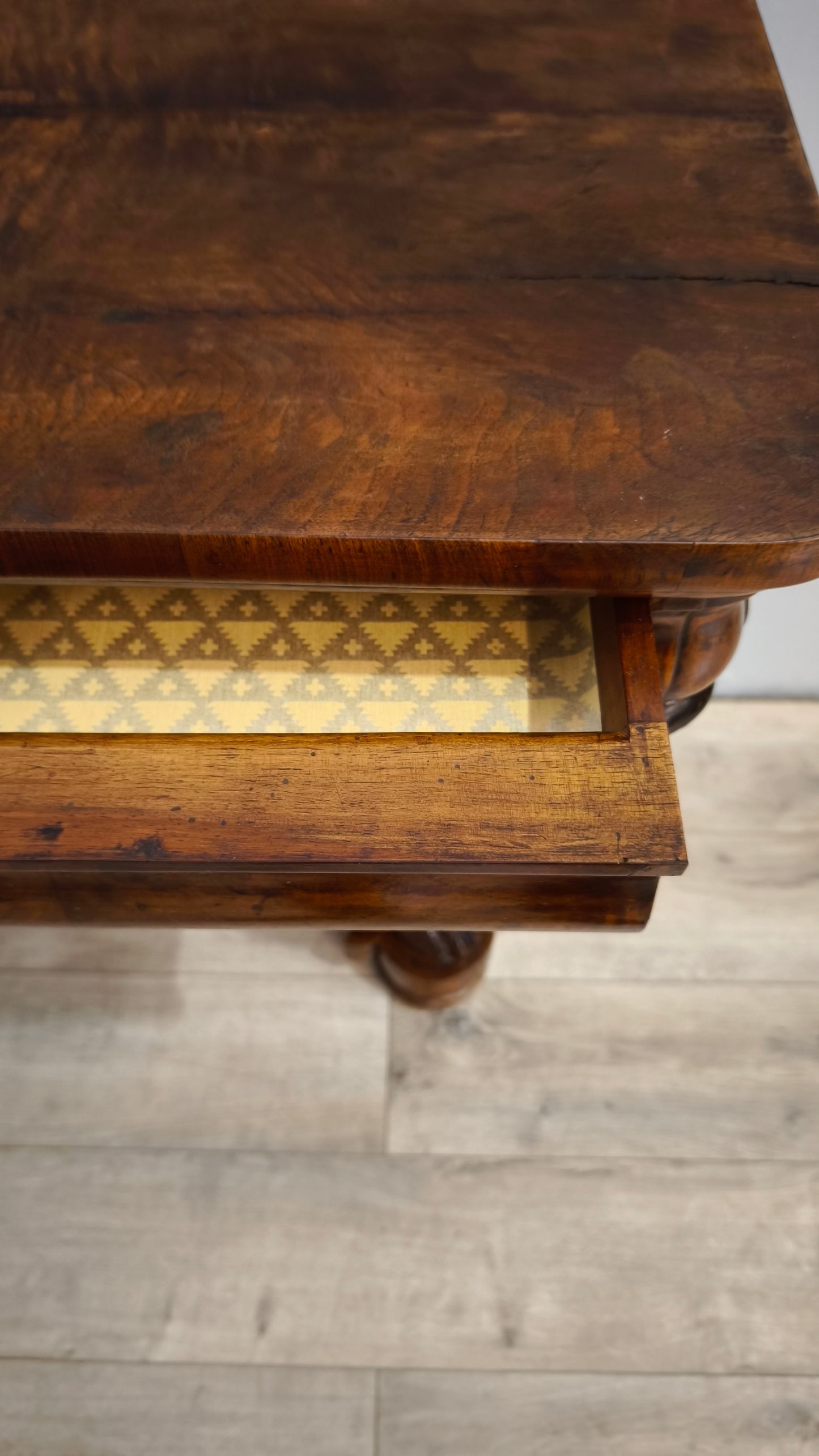 81537 Antica console in legno con cassetti