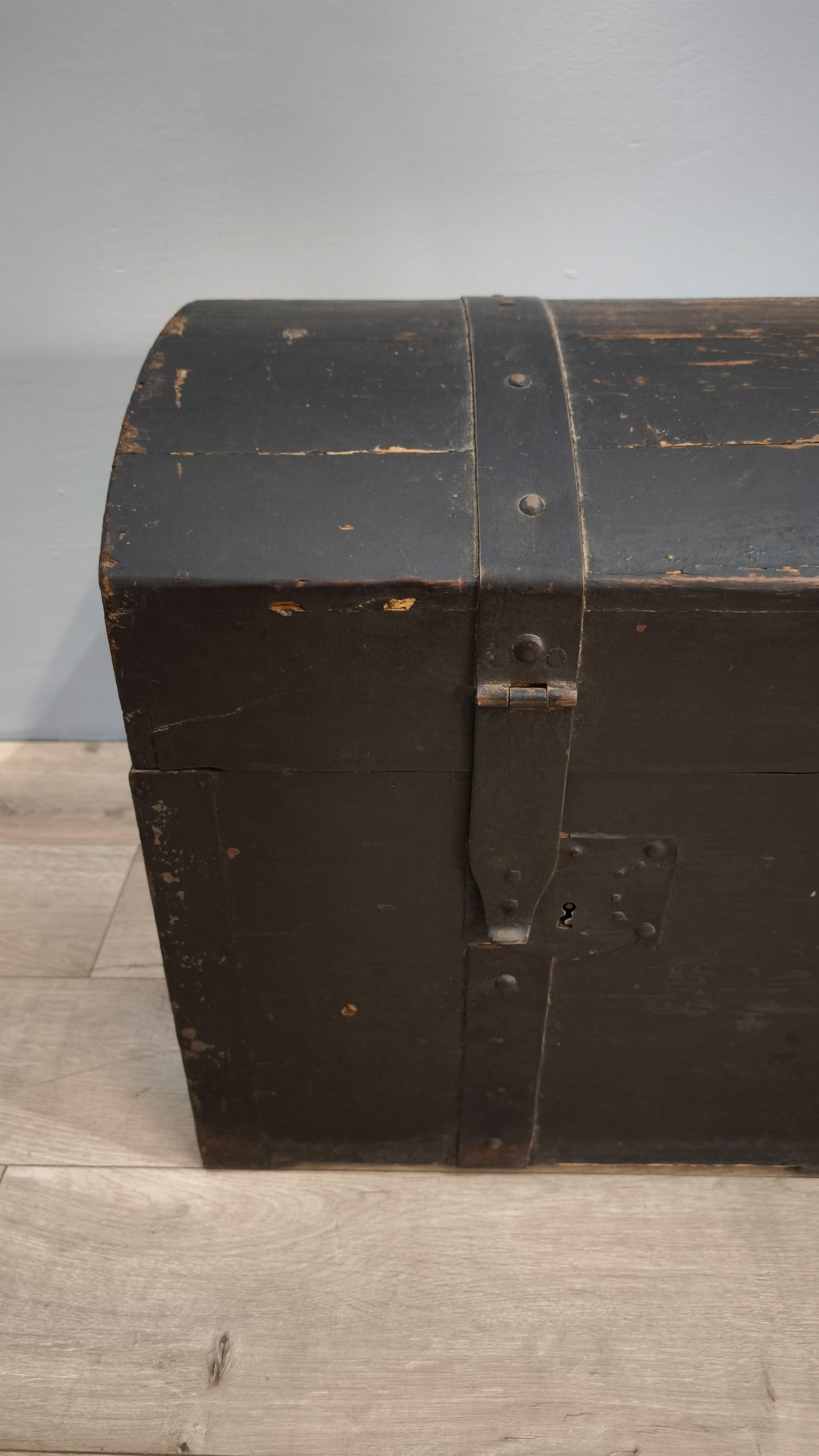 81527 Baule bombato in legno marrone