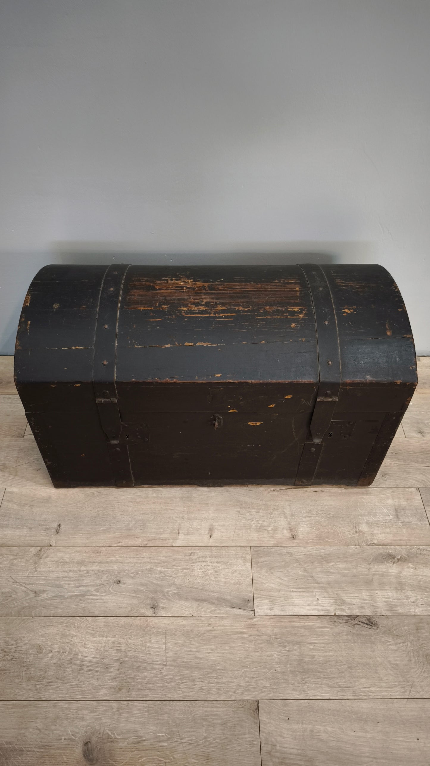 81527 Baule bombato in legno marrone