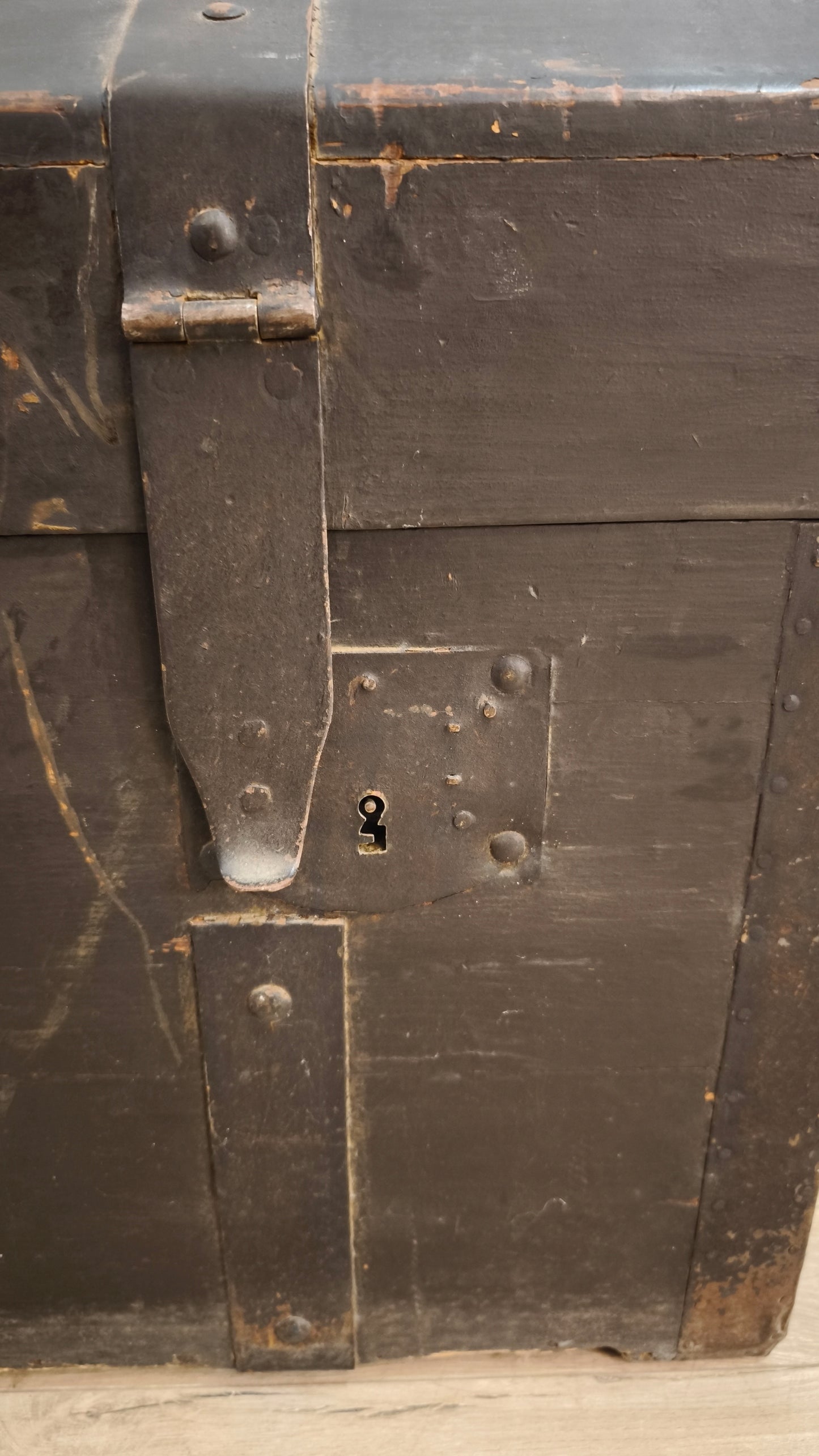 81527 Baule bombato in legno marrone