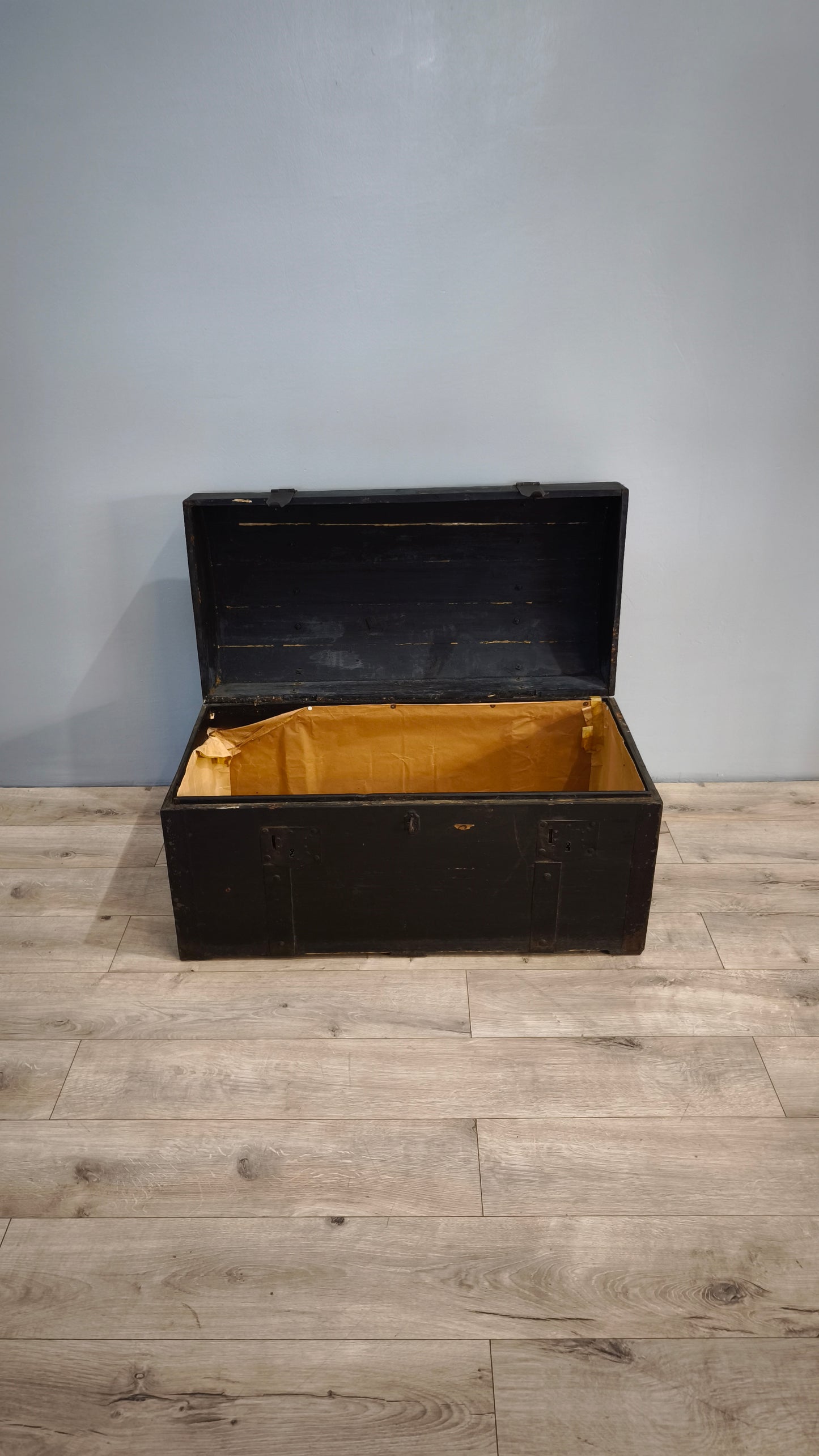 81527 Baule bombato in legno marrone
