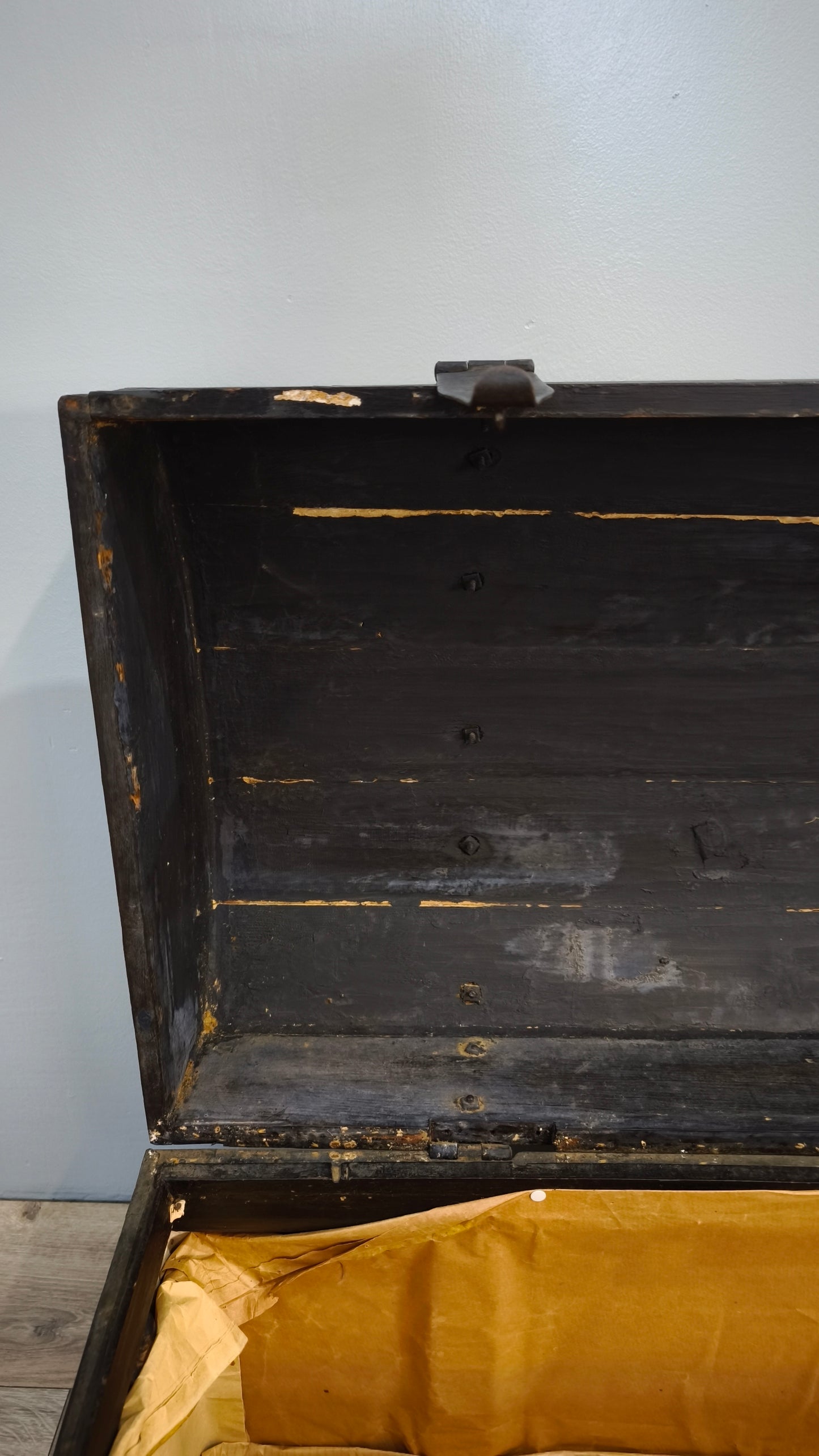 81527 Baule bombato in legno marrone
