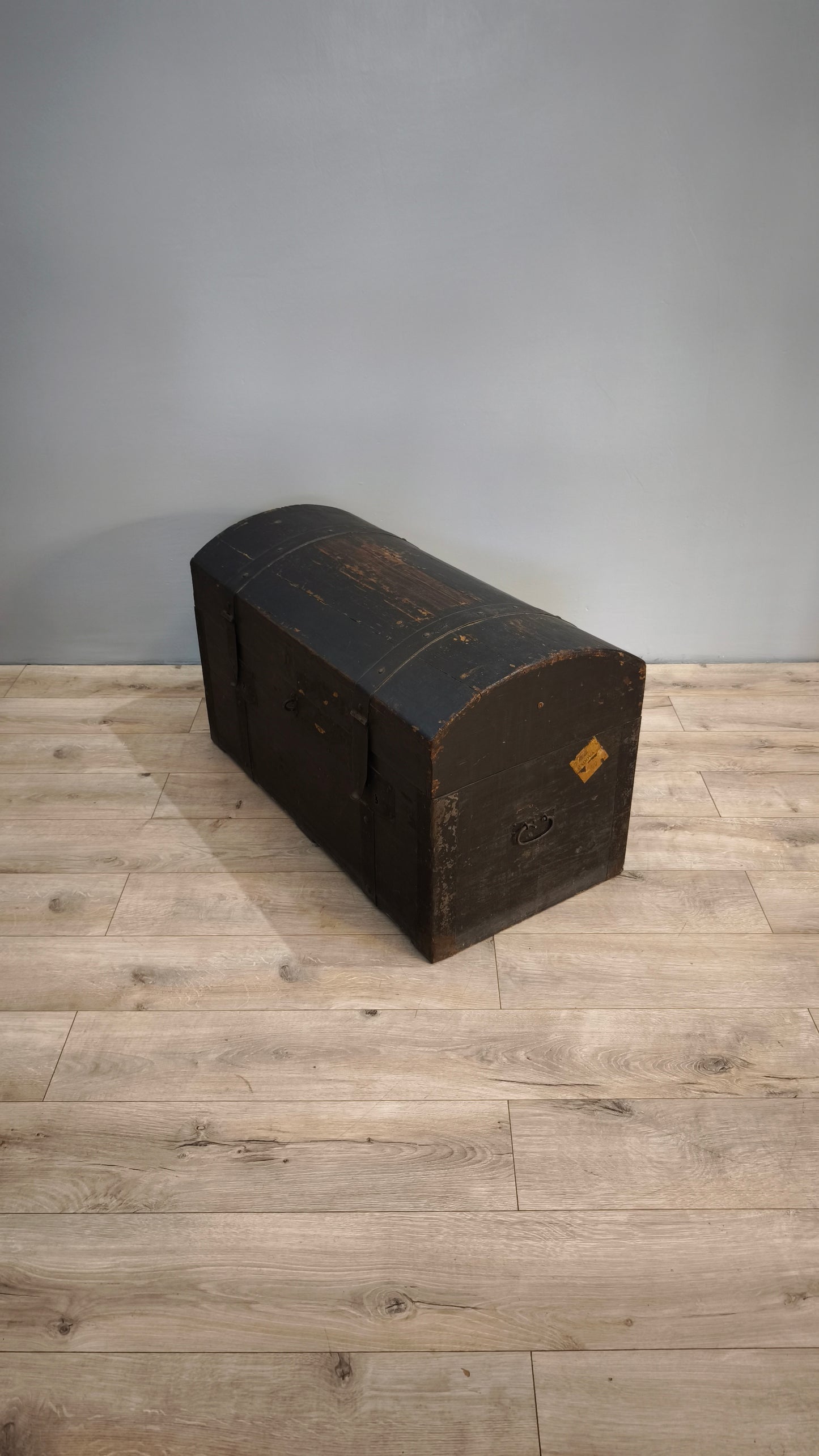 81527 Baule bombato in legno marrone