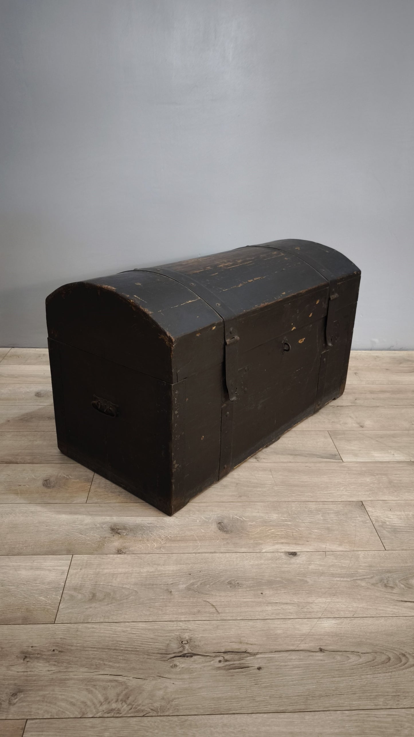 81527 Baule bombato in legno marrone