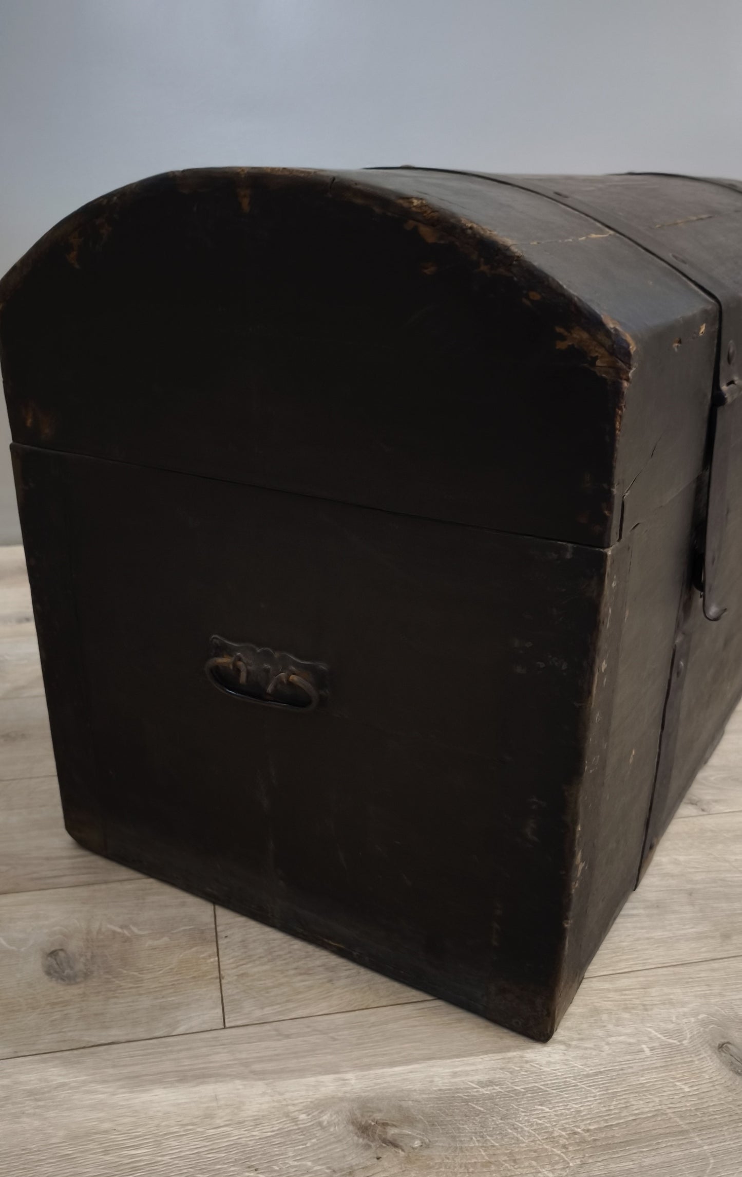 81527 Baule bombato in legno marrone